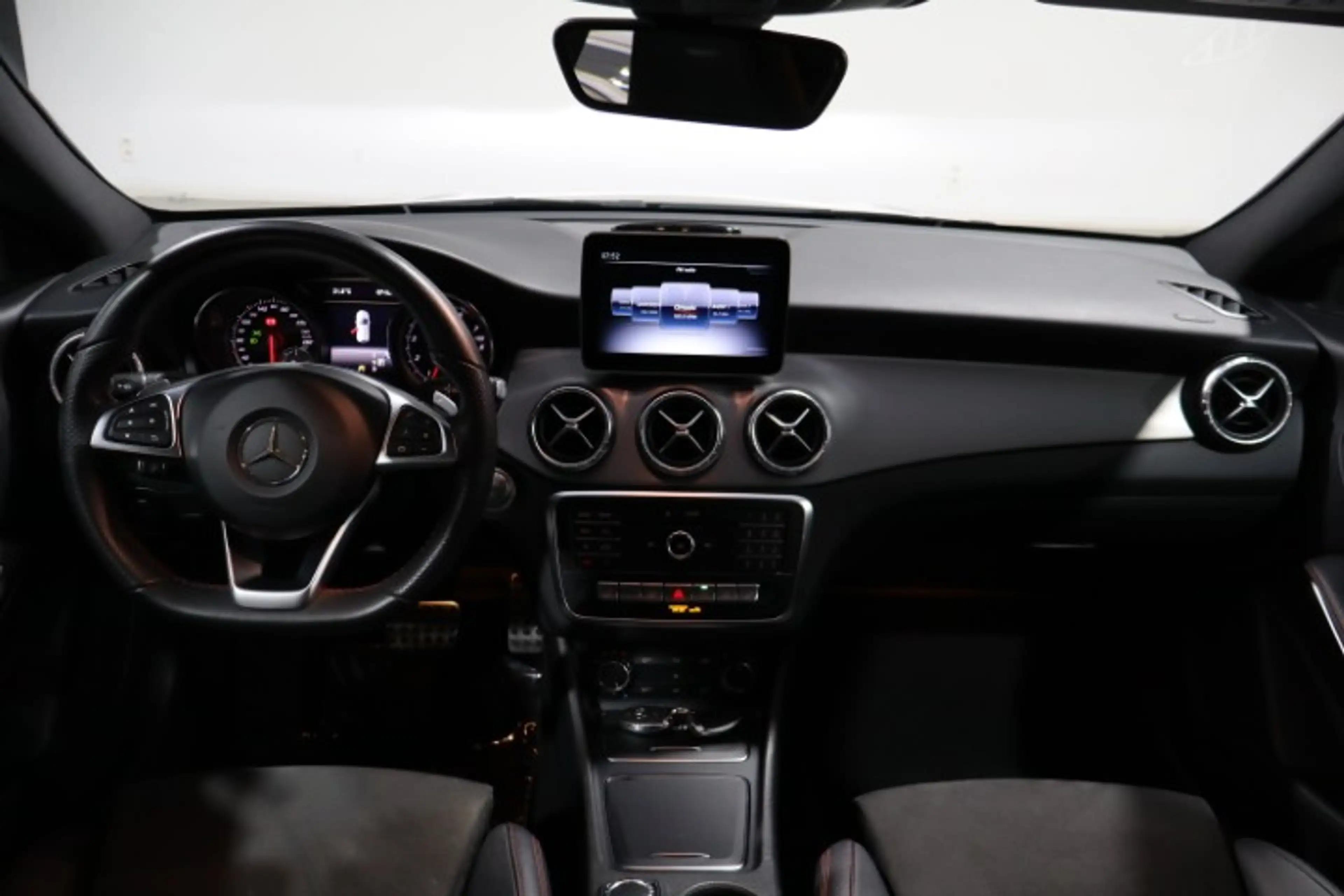 Mercedes-Benz CLA 180 CLA 180 AMG Pack — photo 9