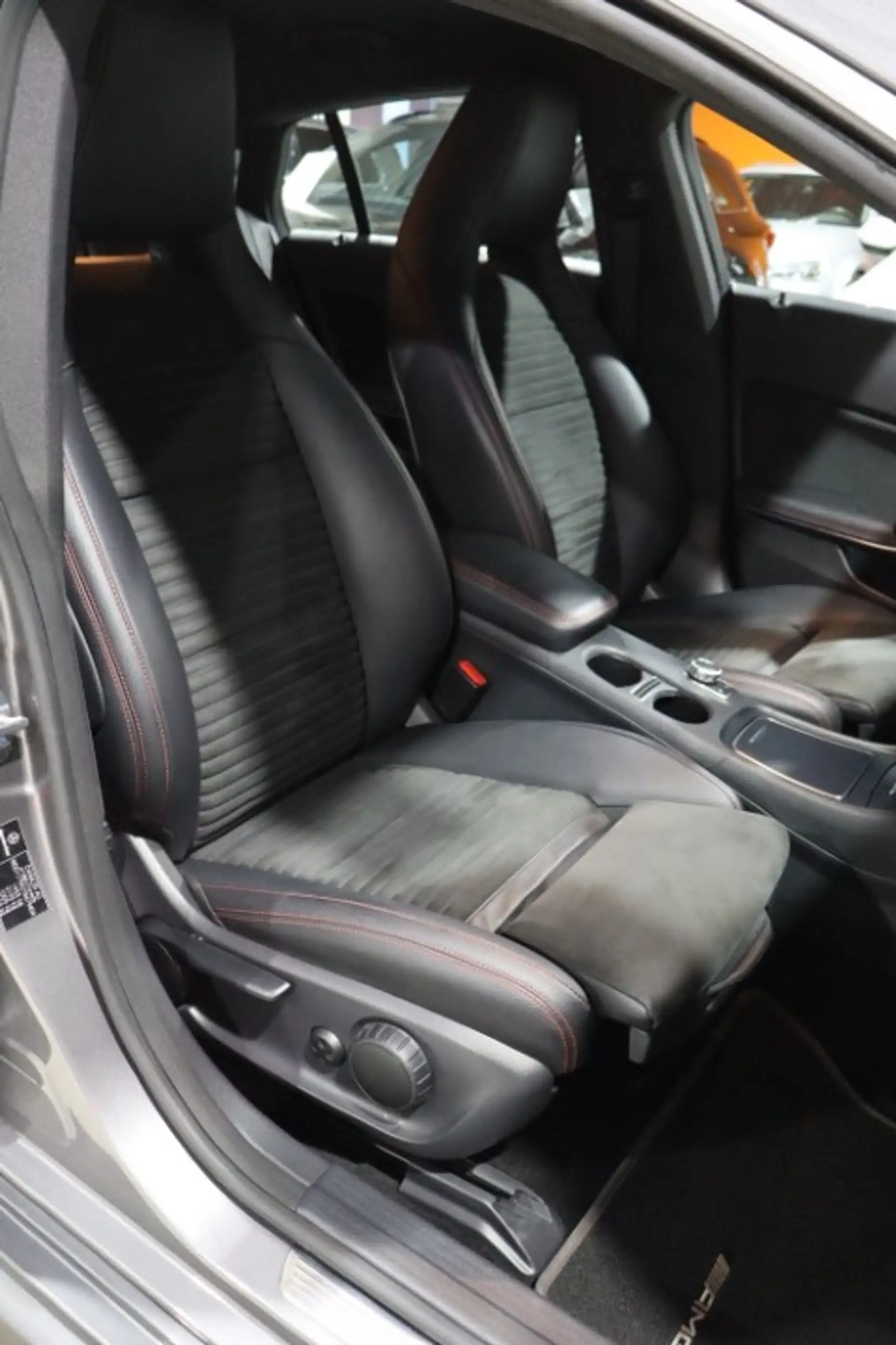 Mercedes-Benz CLA 180 CLA 180 AMG Pack — photo 11