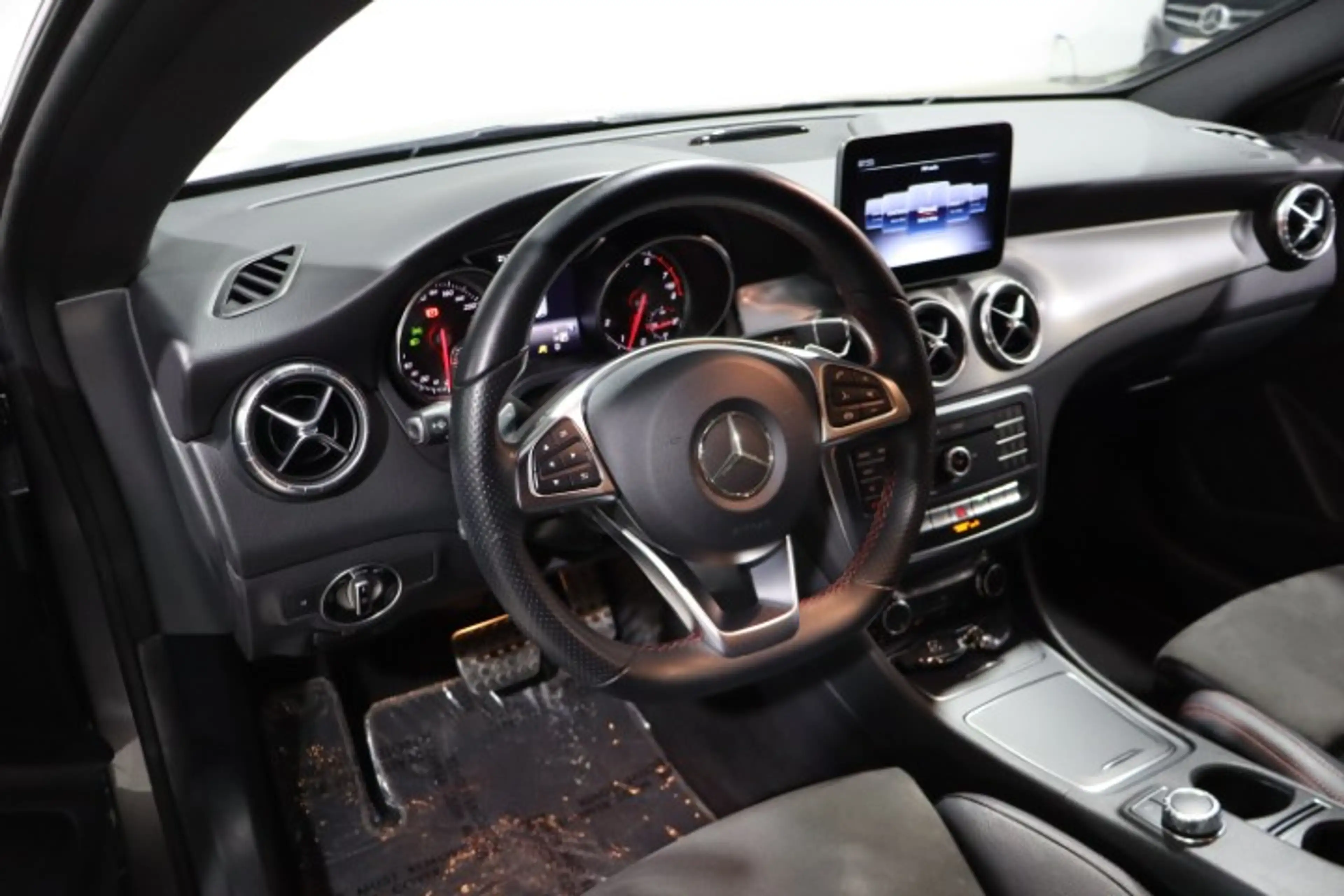 Mercedes-Benz CLA 180 CLA 180 AMG Pack — photo 12