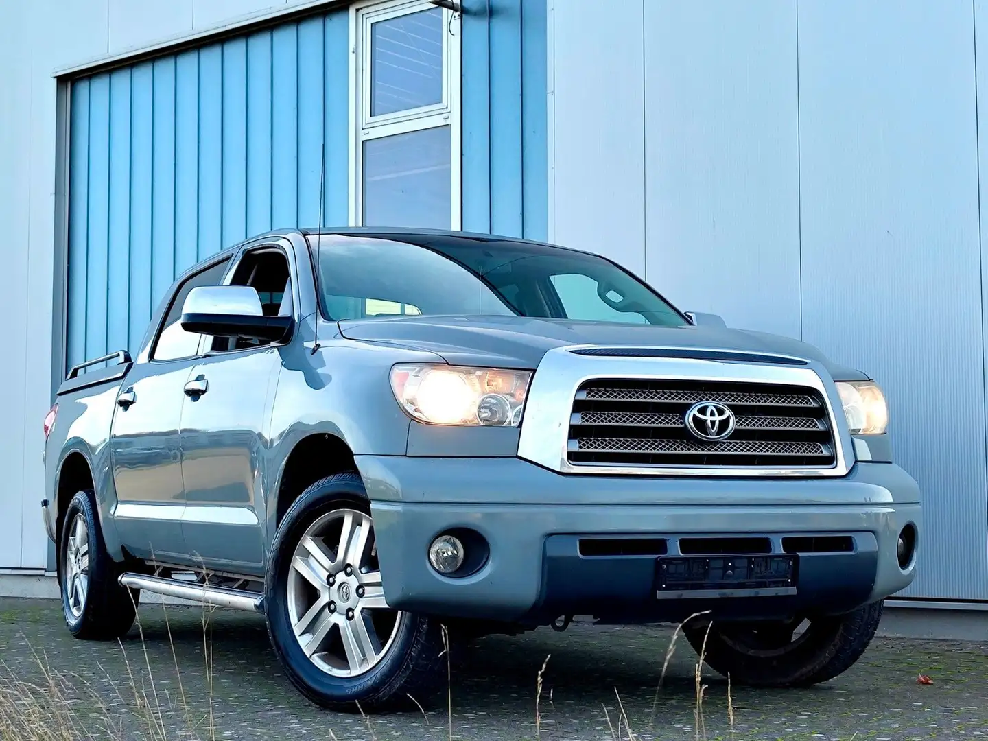 Toyota Land Cruiser - - TOYOTA TUNDRA 5.7 V8 4X4 LPG-G3 Grau - 1