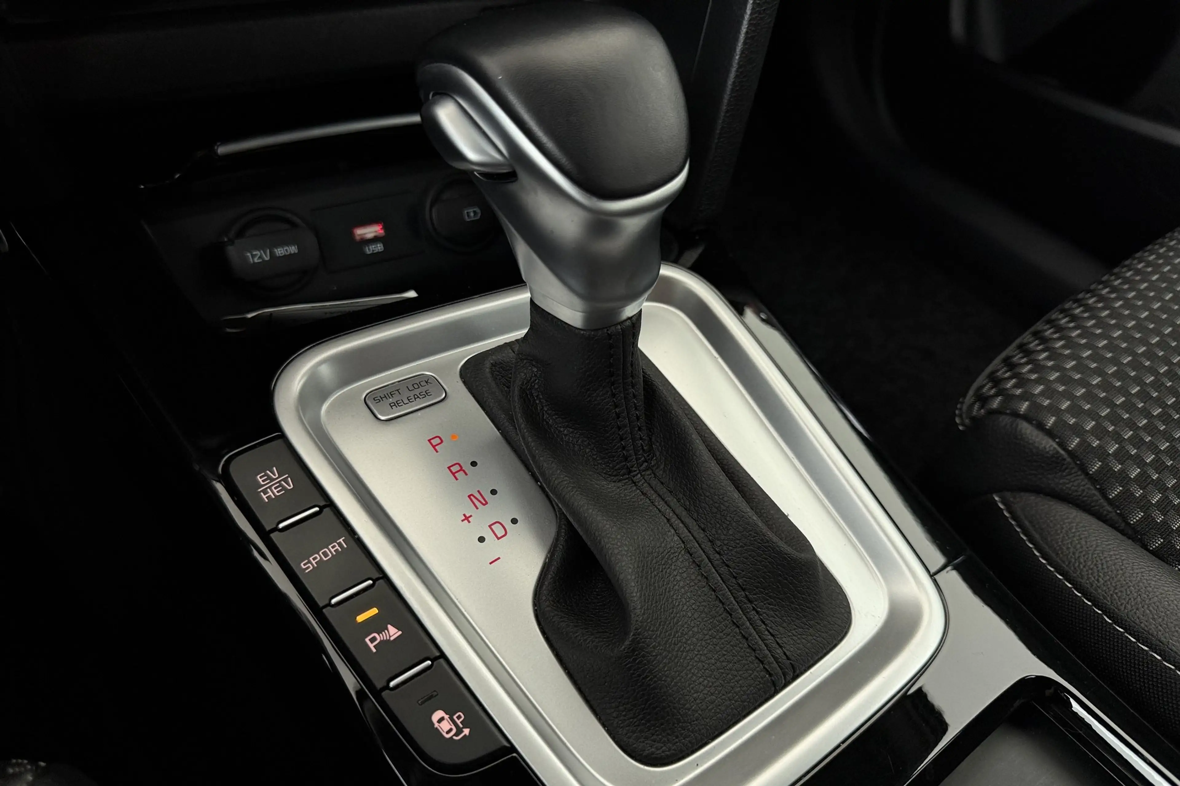 Kia Ceed SW / cee'd SW SENCE 1.6 PHEV DCT + A/T + GPS + CARPLAY + HALF/LE — photo 12