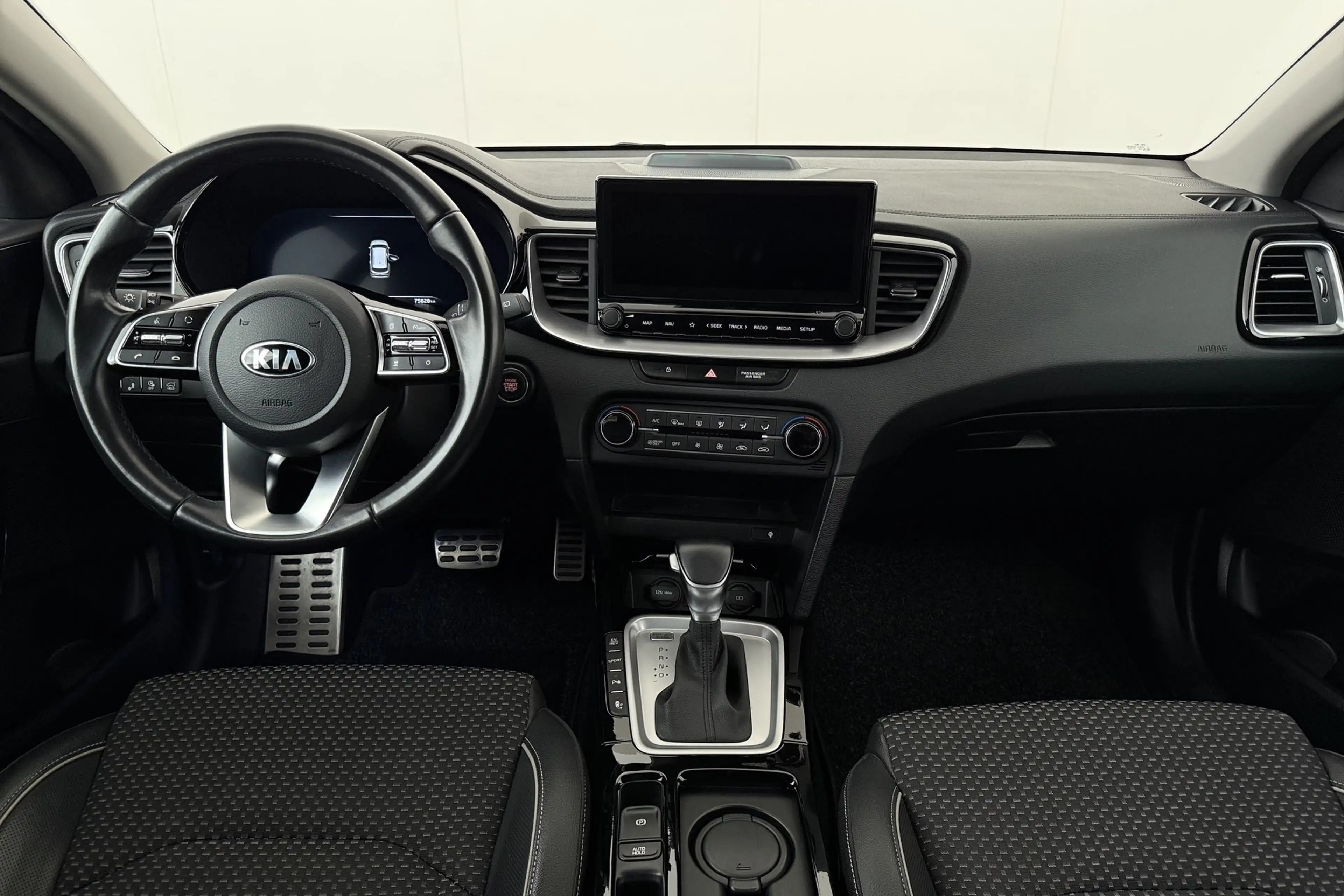 Kia Ceed SW / cee'd SW SENCE 1.6 PHEV DCT + A/T + GPS + CARPLAY + HALF/LE — photo 9