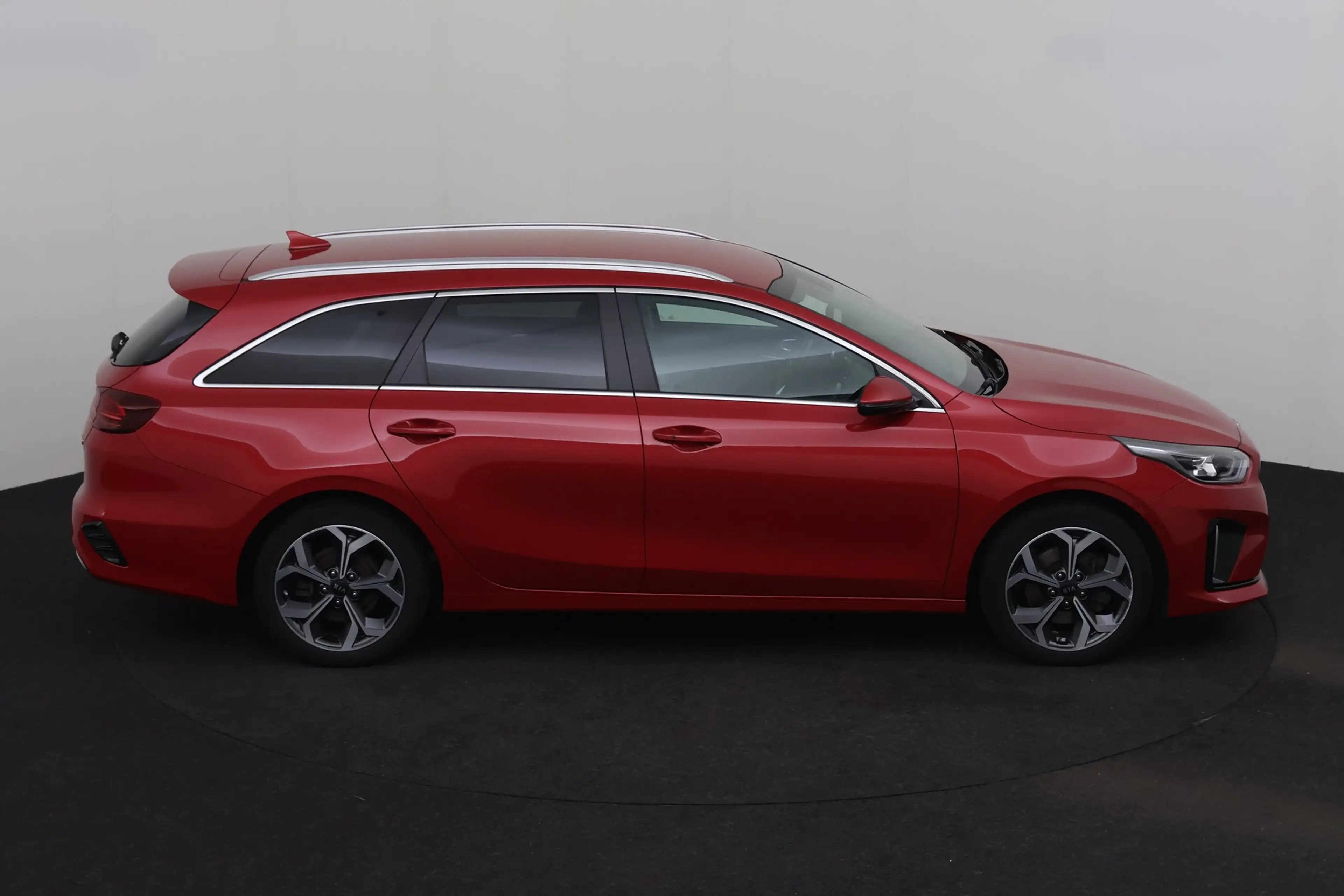 Kia Ceed SW / cee'd SW SENCE 1.6 PHEV DCT + A/T + GPS + CARPLAY + HALF/LE — photo 5