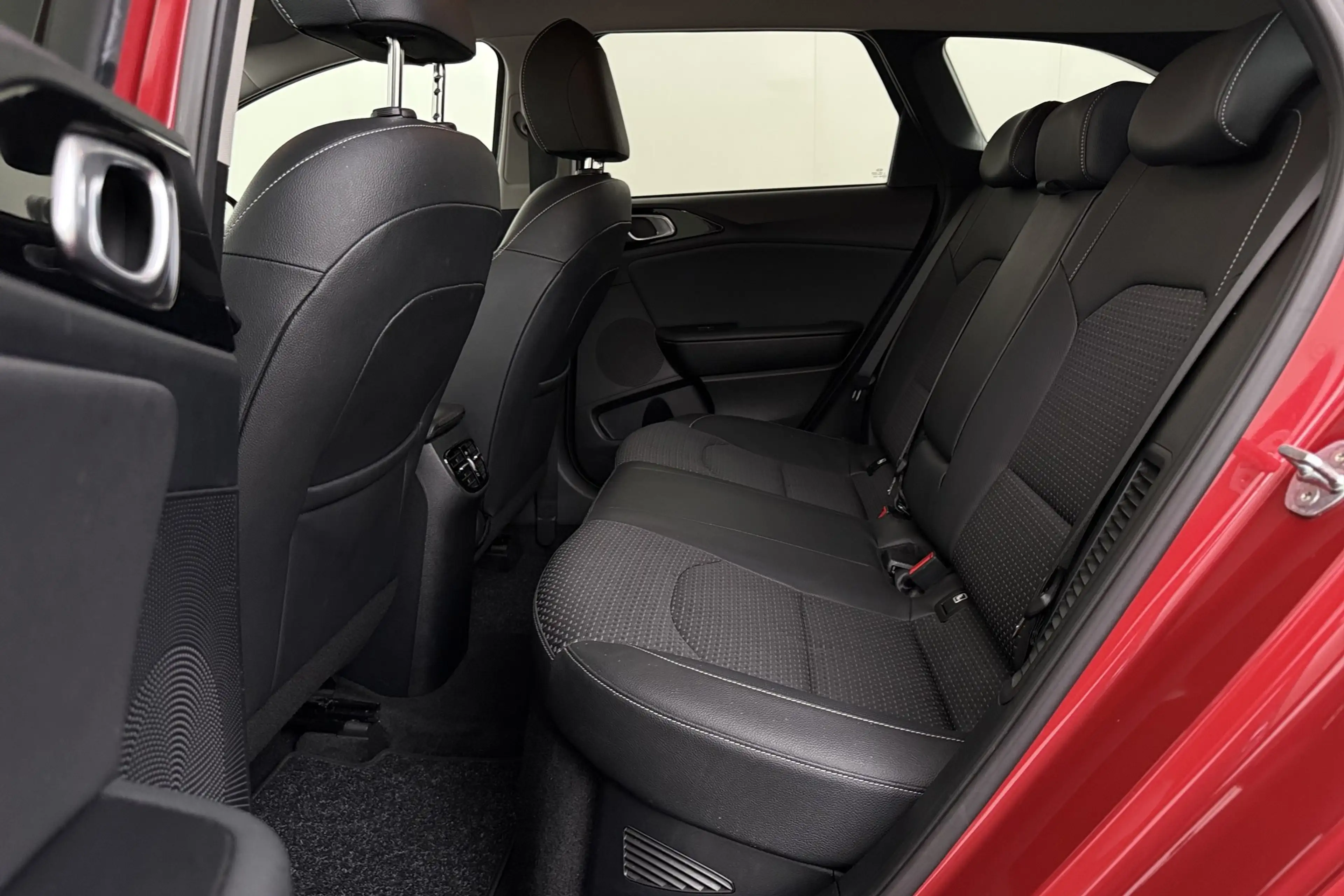 Kia Ceed SW / cee'd SW SENCE 1.6 PHEV DCT + A/T + GPS + CARPLAY + HALF/LE — photo 13