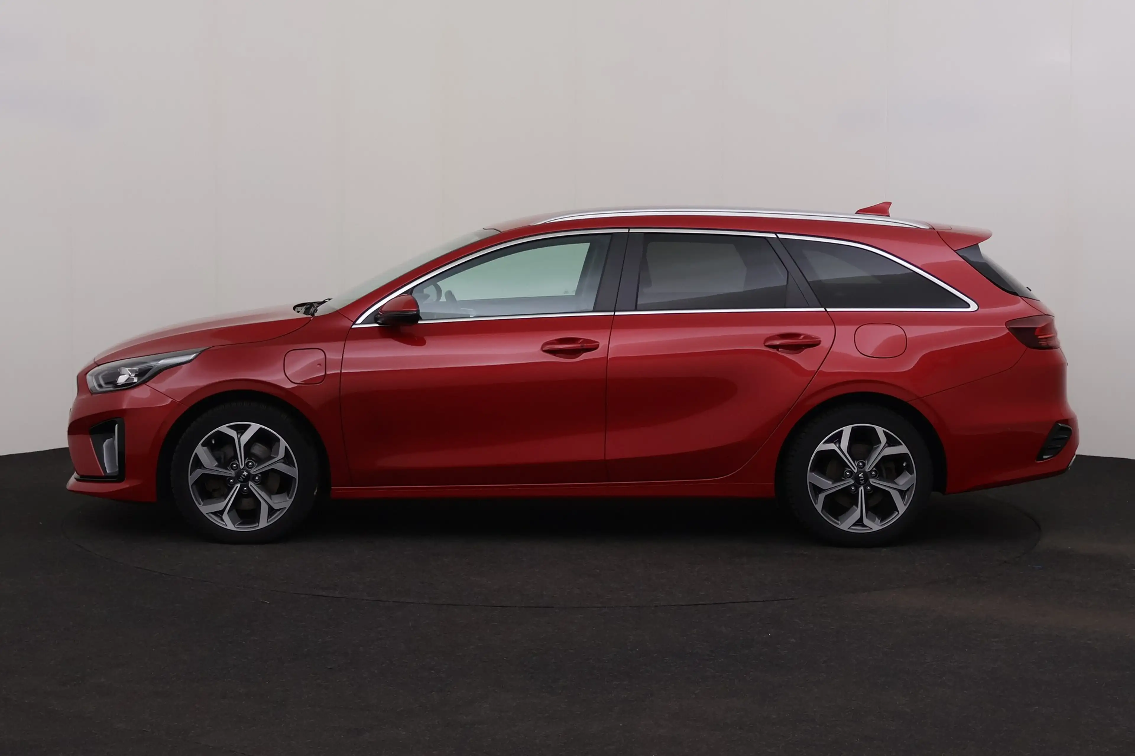 Kia Ceed SW / cee'd SW SENCE 1.6 PHEV DCT + A/T + GPS + CARPLAY + HALF/LE — photo 2
