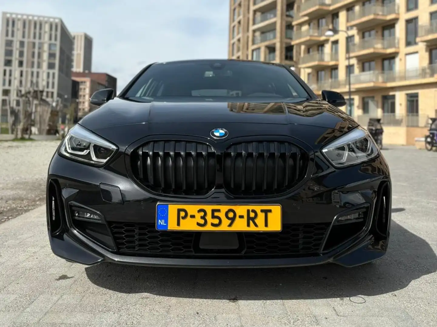 BMW 118 BMW 1-serie 118d High Executive M Sport Pack/Pano Zwart - 2