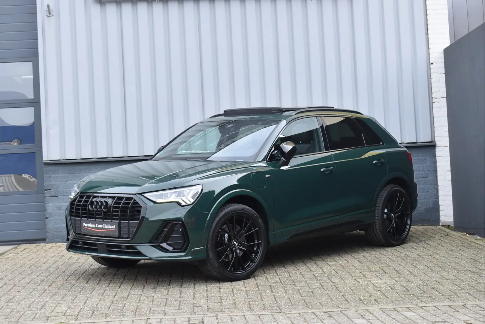 Audi Q3 45 TFSI e 245 Pk S-Line Goodwood Green Pano Navi L Groen - 2