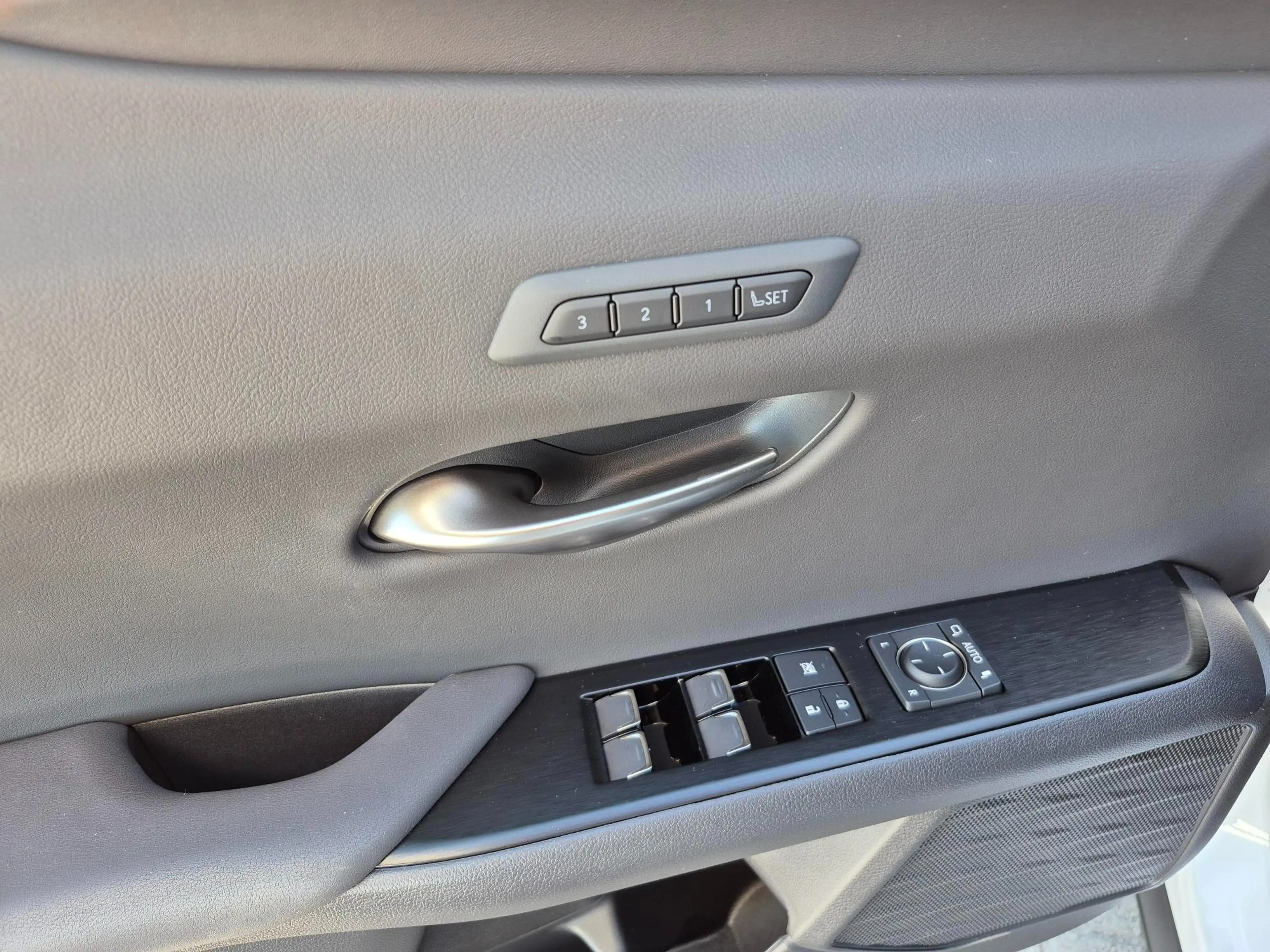 Lexus UX 250h AWD F-SPORT LINE +Open dak +Mark Levinson +360° — photo 11