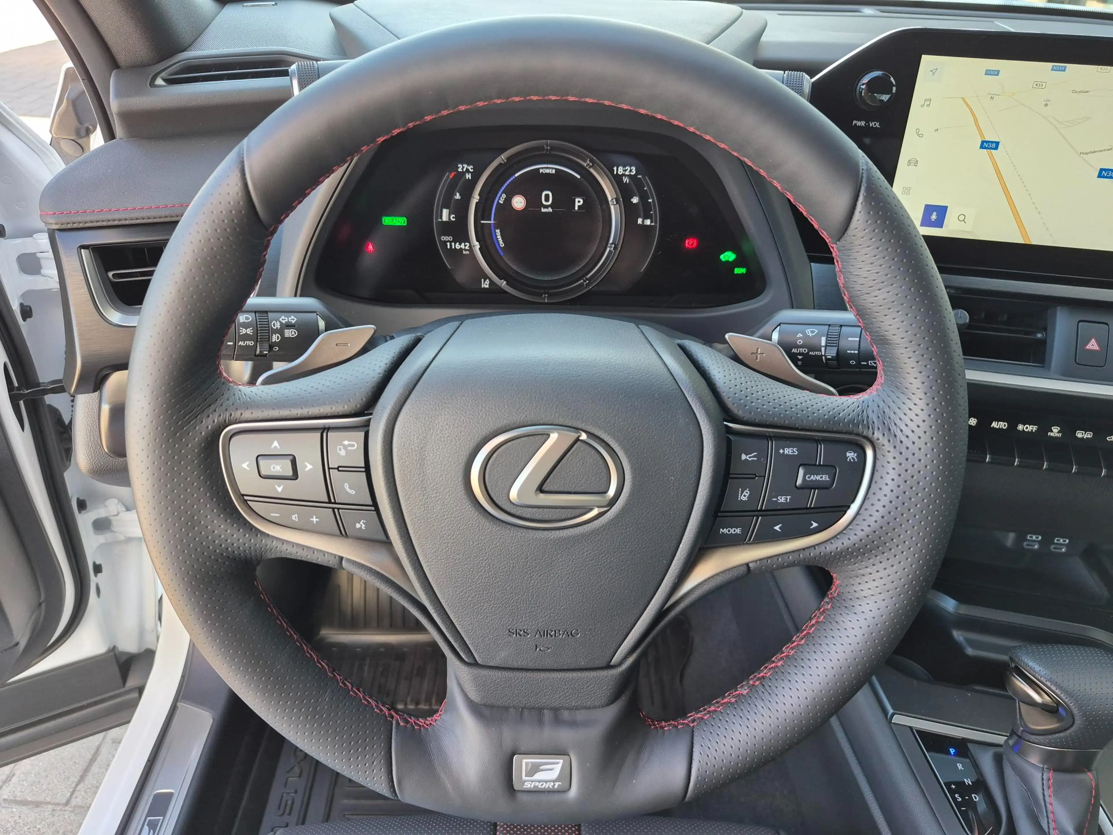 Lexus UX 250h AWD F-SPORT LINE +Open dak +Mark Levinson +360° — photo 12