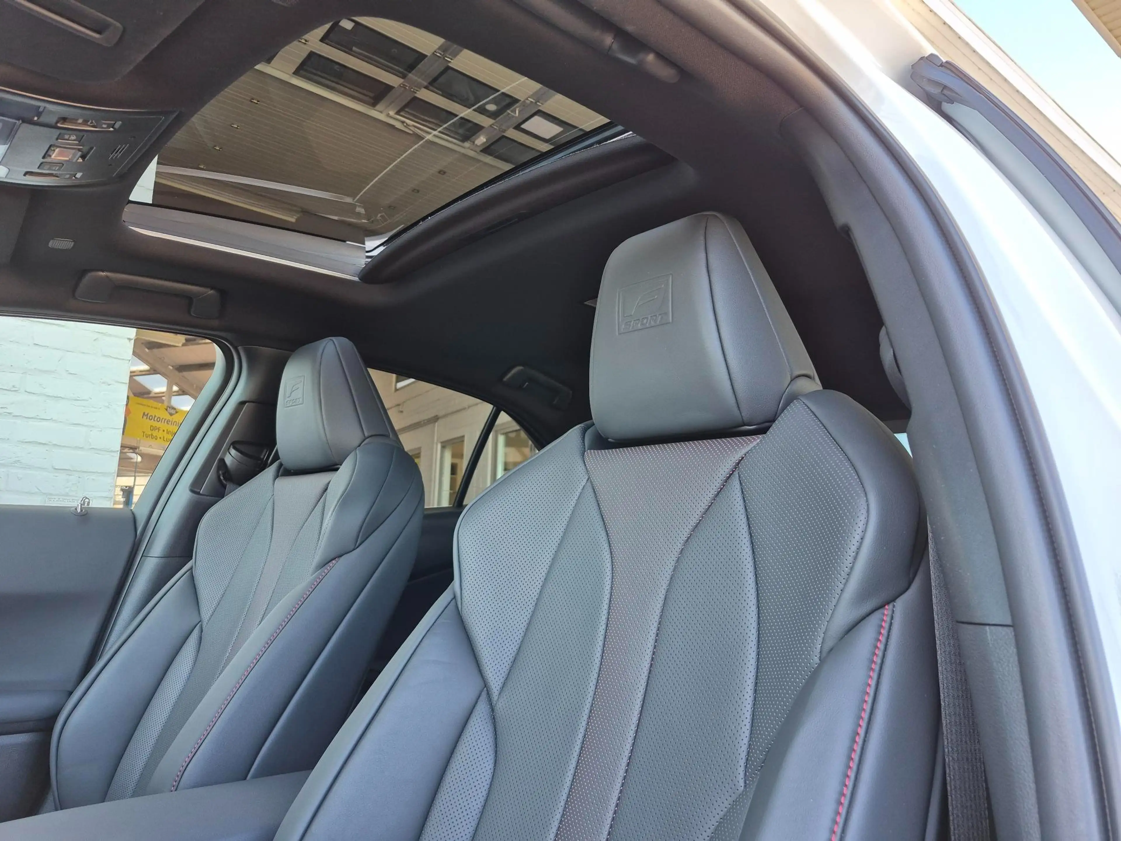 Lexus UX 250h AWD F-SPORT LINE +Open dak +Mark Levinson +360° — photo 8