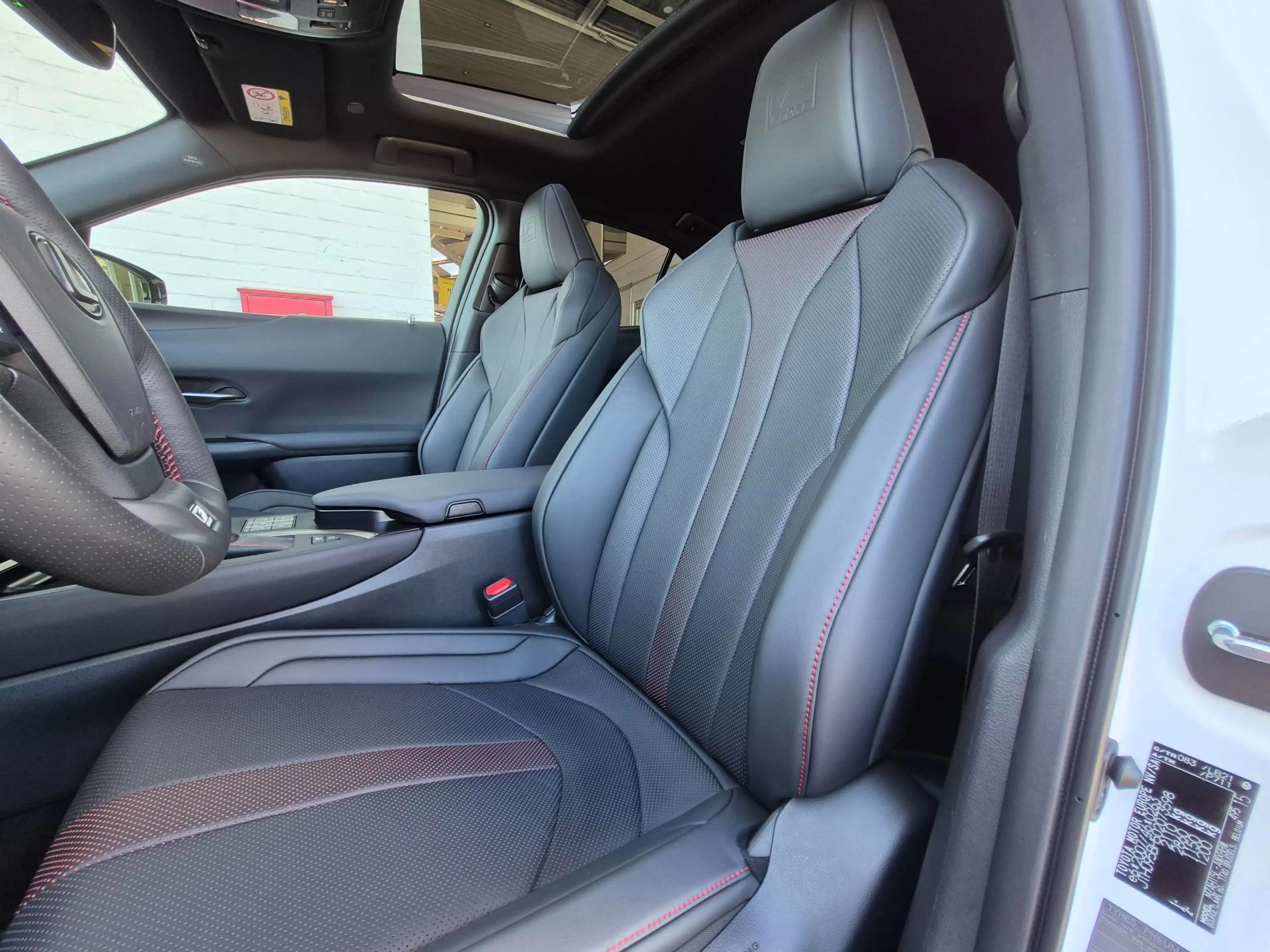 Lexus UX 250h AWD F-SPORT LINE +Open dak +Mark Levinson +360° — photo 9