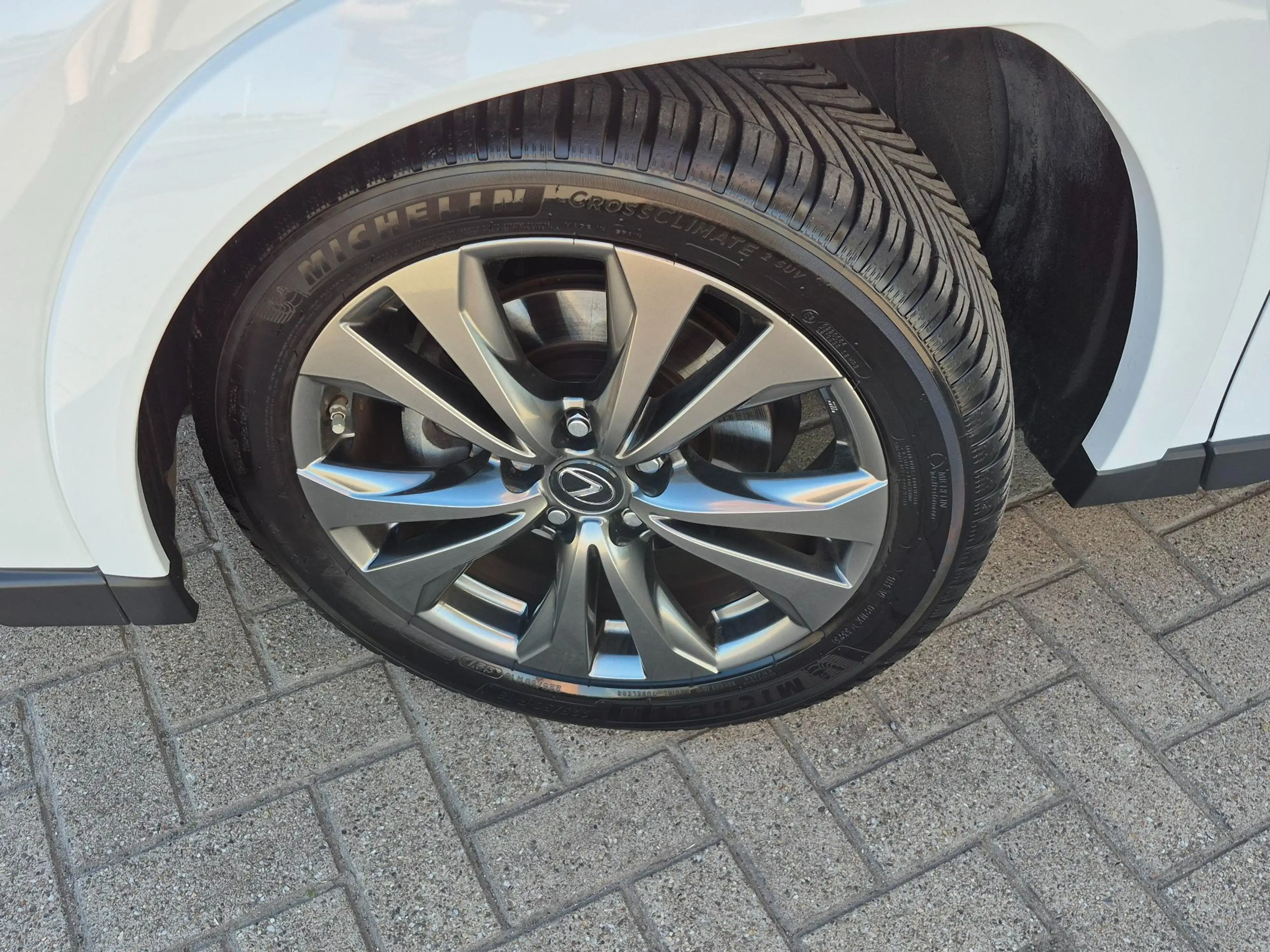 Lexus UX 250h AWD F-SPORT LINE +Open dak +Mark Levinson +360° — photo 4