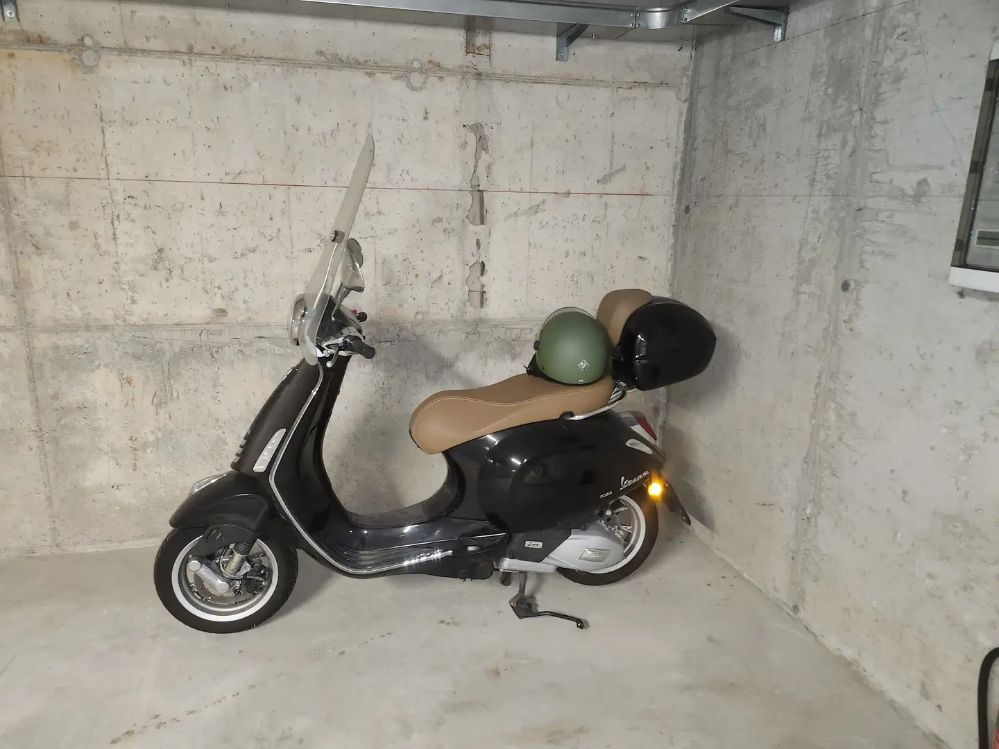 Vespa 150 Primavera Zwart - 1