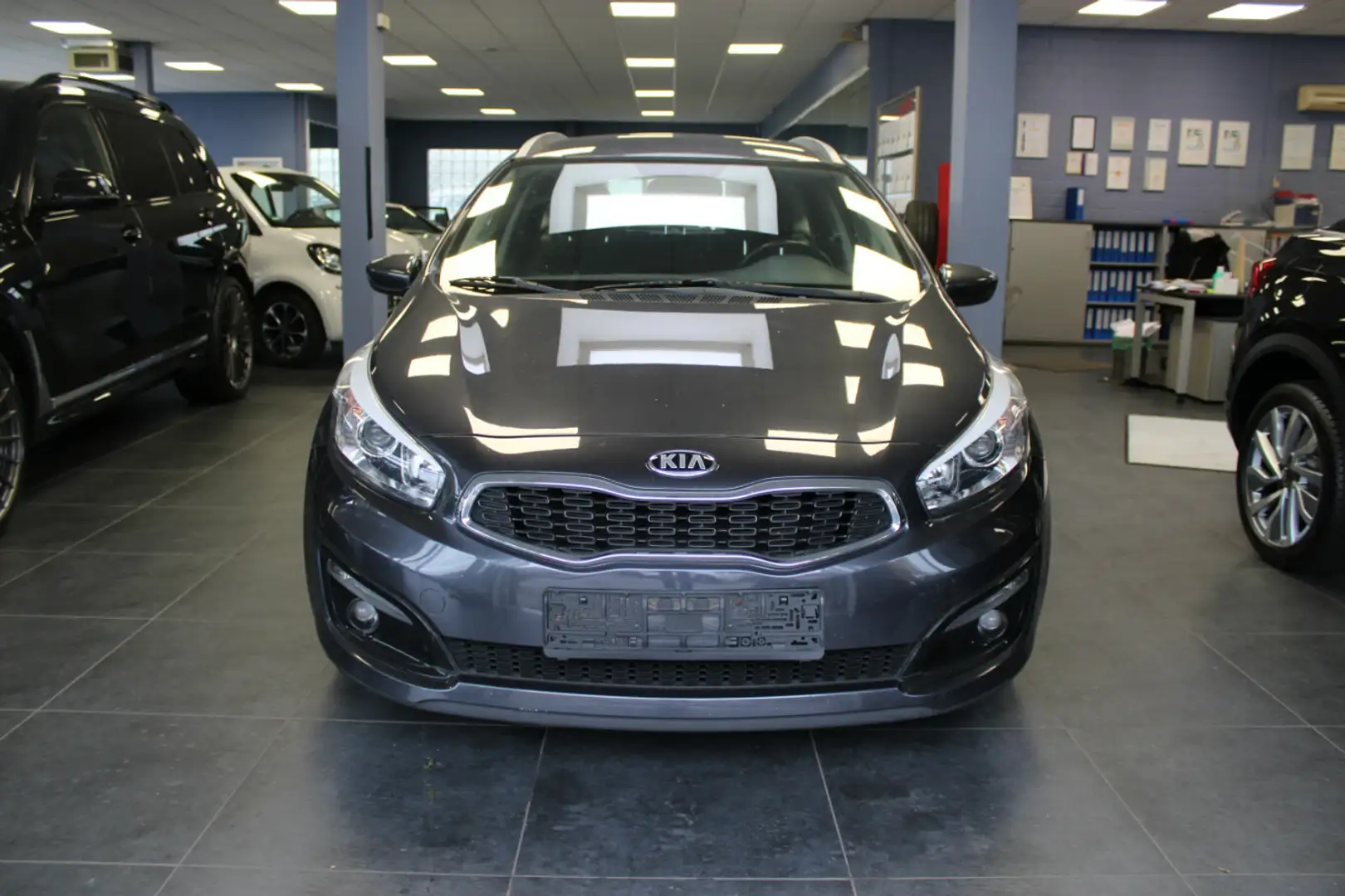 Kia Ceed / cee'd 1.6 GDI SW Edition 7 Grau - 2