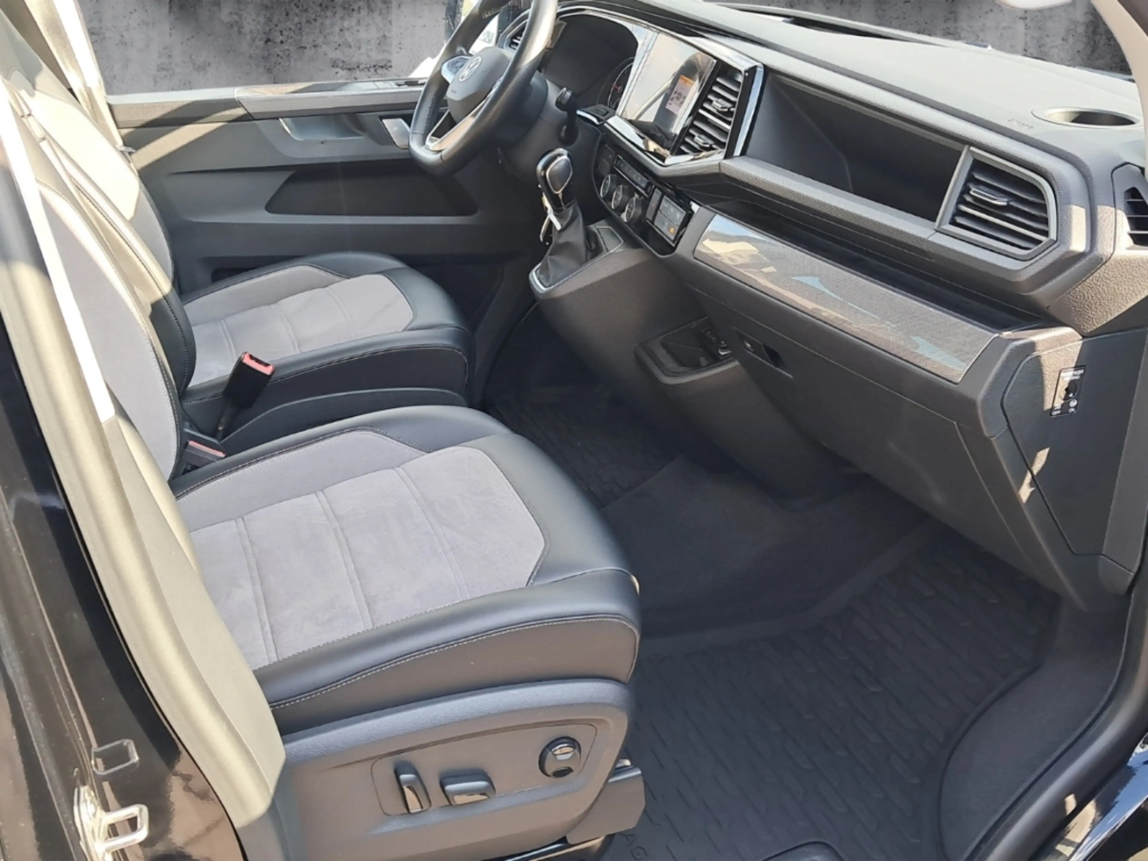 Volkswagen T6.1 Multivan Generation Six 4MOTION StandHZG AHK-abnehmbar Navi — photo 15