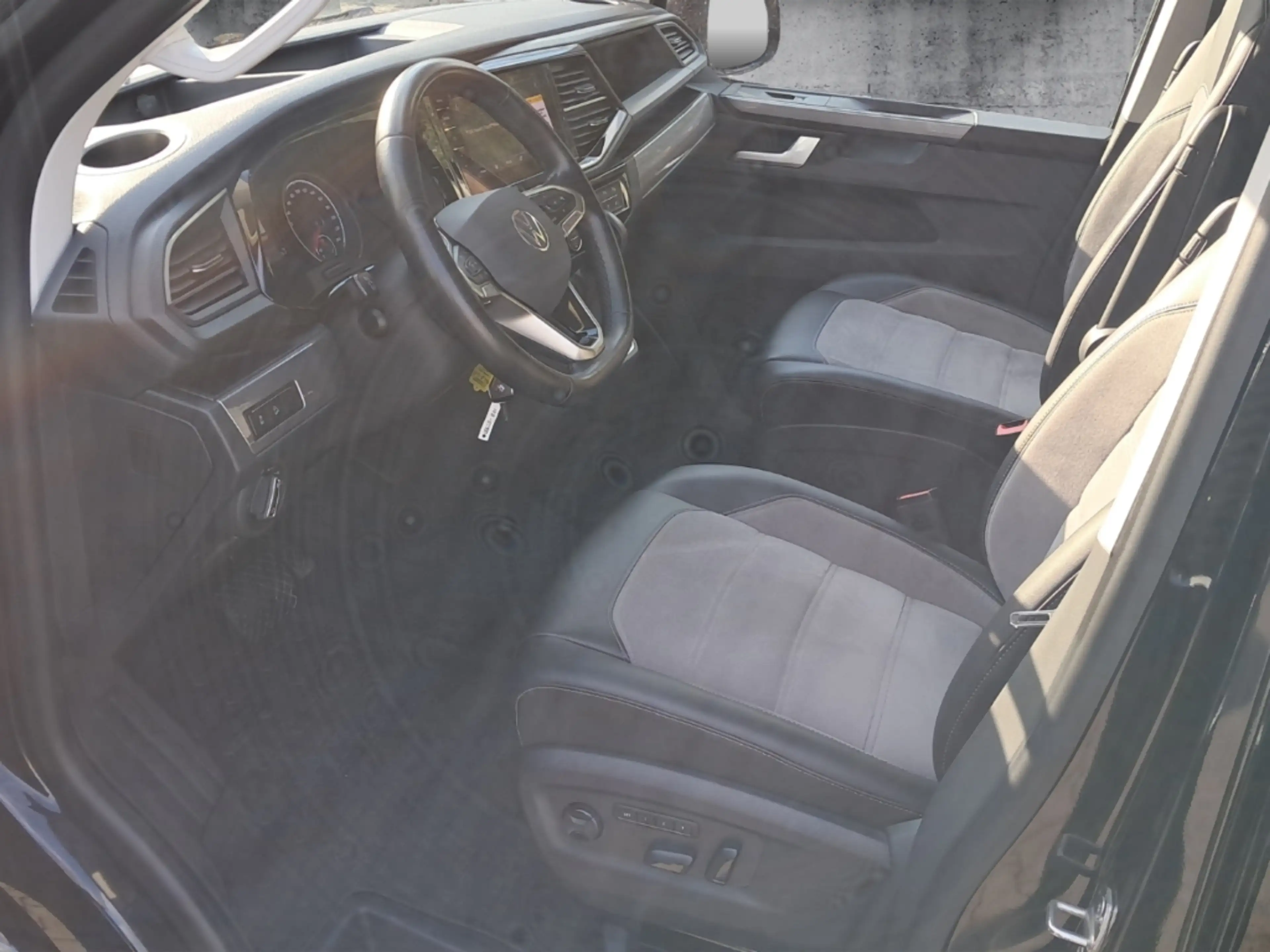 Volkswagen T6.1 Multivan Generation Six 4MOTION StandHZG AHK-abnehmbar Navi — photo 9