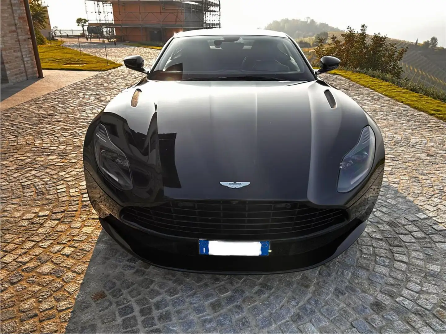 Aston Martin DB11 V8 Coupé Noir - 2