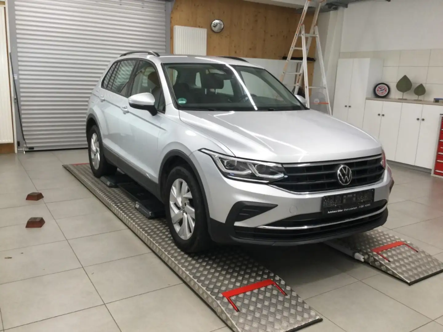 Volkswagen Tiguan LIFE 4M MATRIX APP STANDH + LENKRADH DAB+ Silber - 2