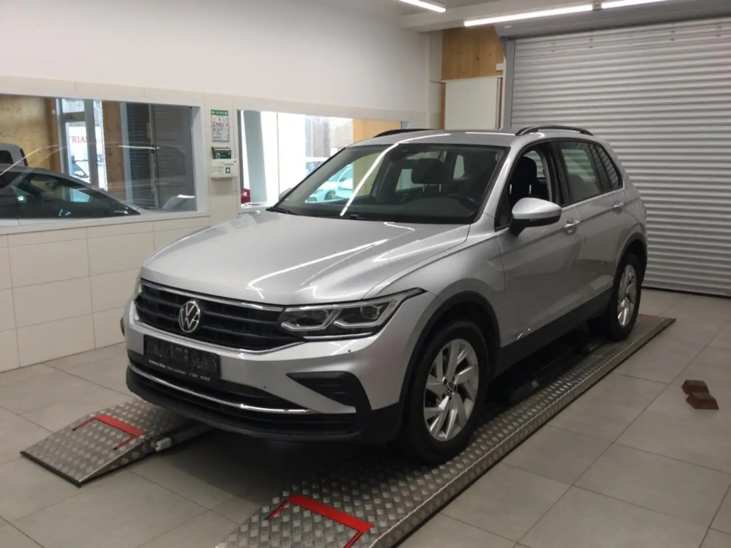 Volkswagen Tiguan LIFE 4M MATRIX APP STANDH + LENKRADH DAB+ Silber - 1