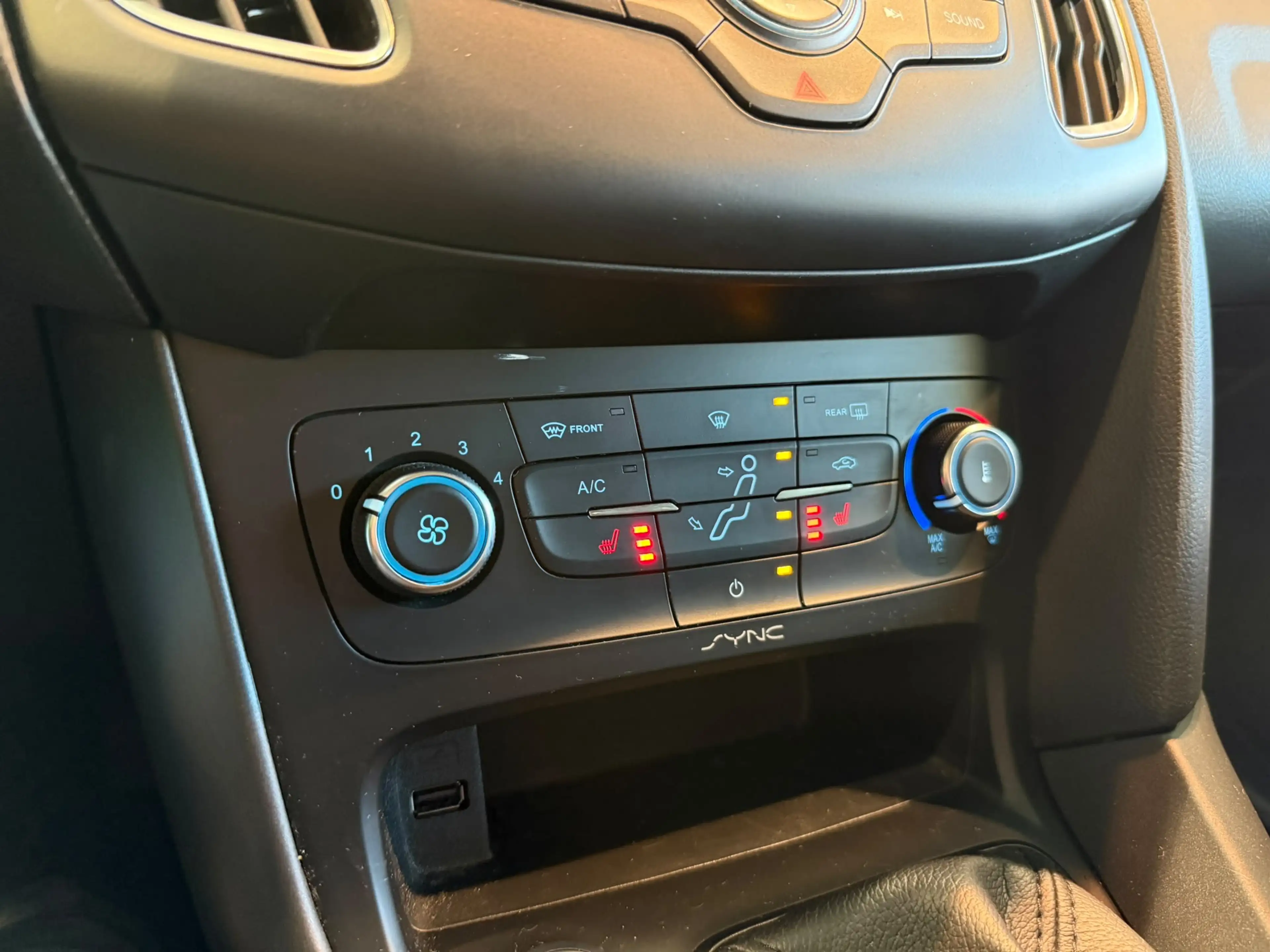 Ford Focus 1.0 EcoBoost * 1er prop * Ecran multimédia * Clim — photo 15