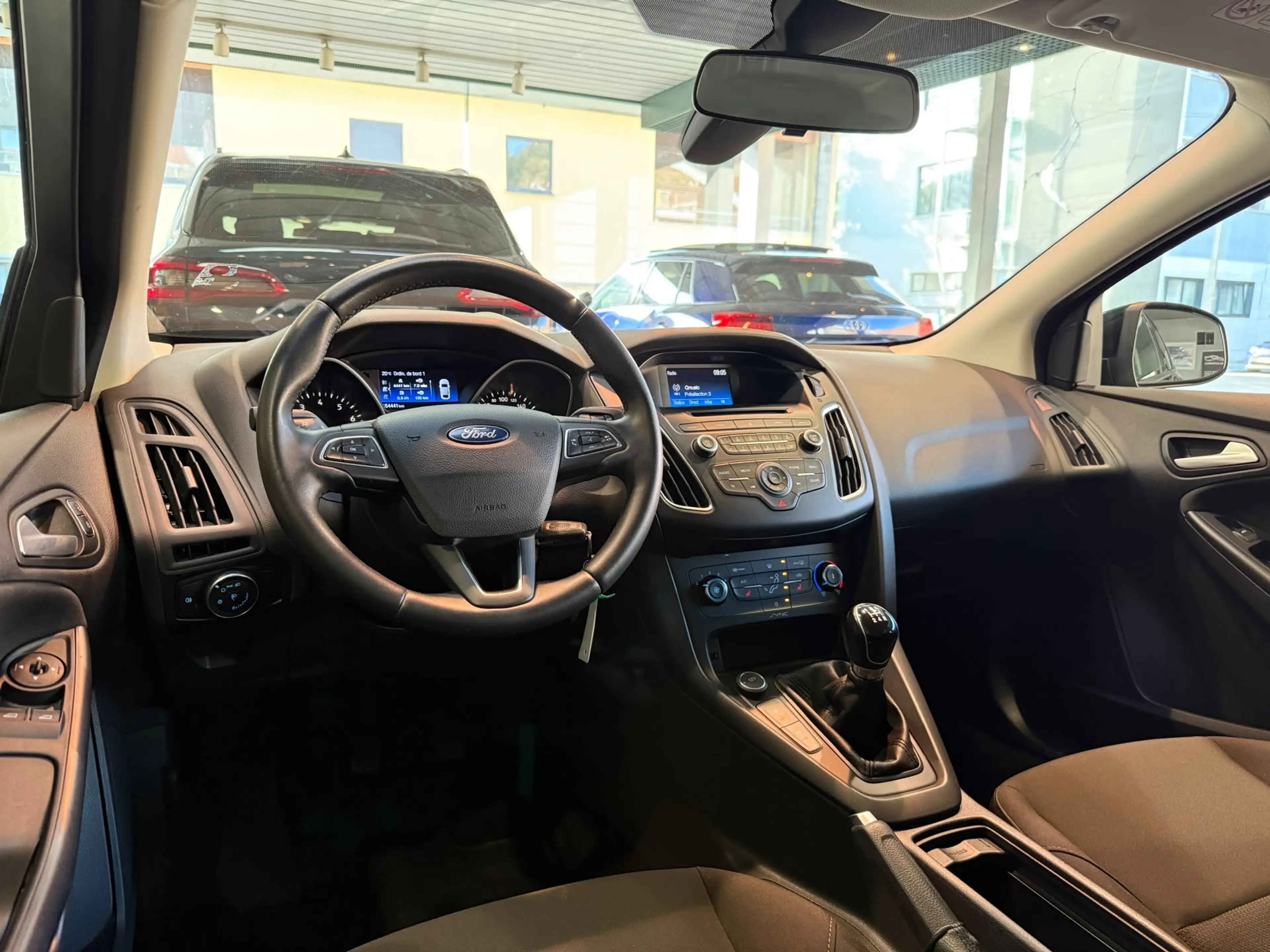 Ford Focus 1.0 EcoBoost * 1er prop * Ecran multimédia * Clim — photo 9