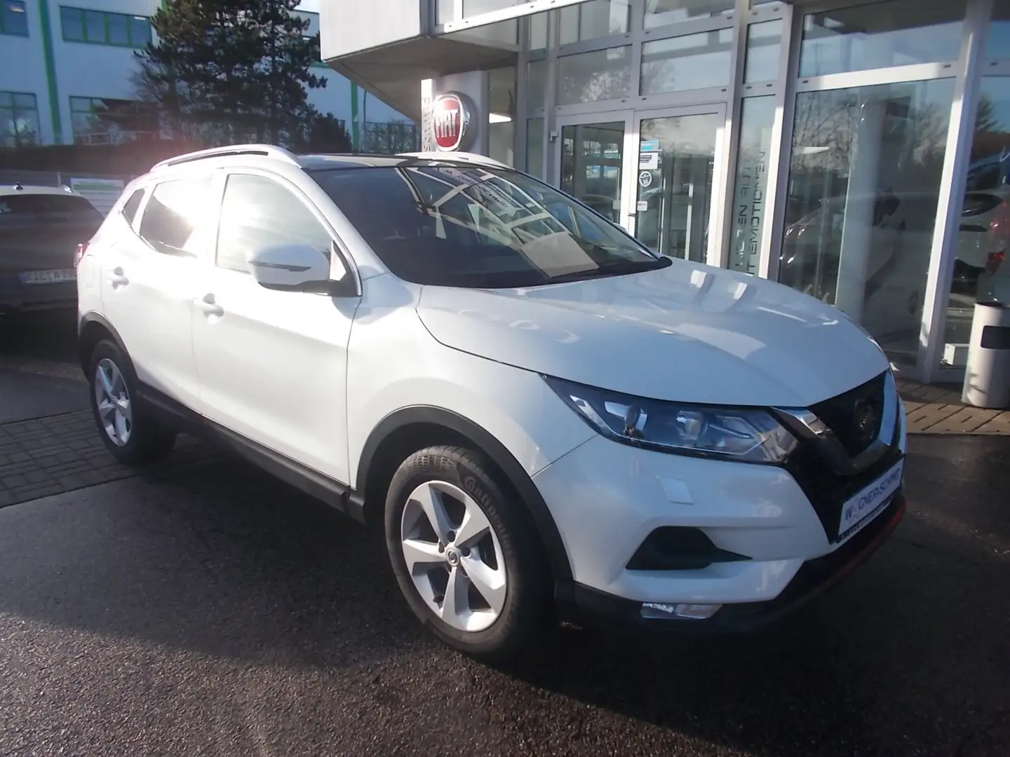 Nissan Qashqai 1.2 DIG-T Acenta 4x2 Automatik Weiß - 1