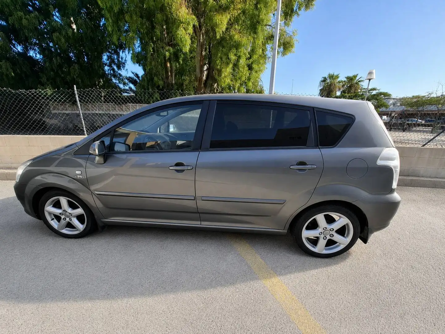 Toyota Corolla Verso Corolla Verso 2.2D4D Sport 177 Sport Plateado - 1