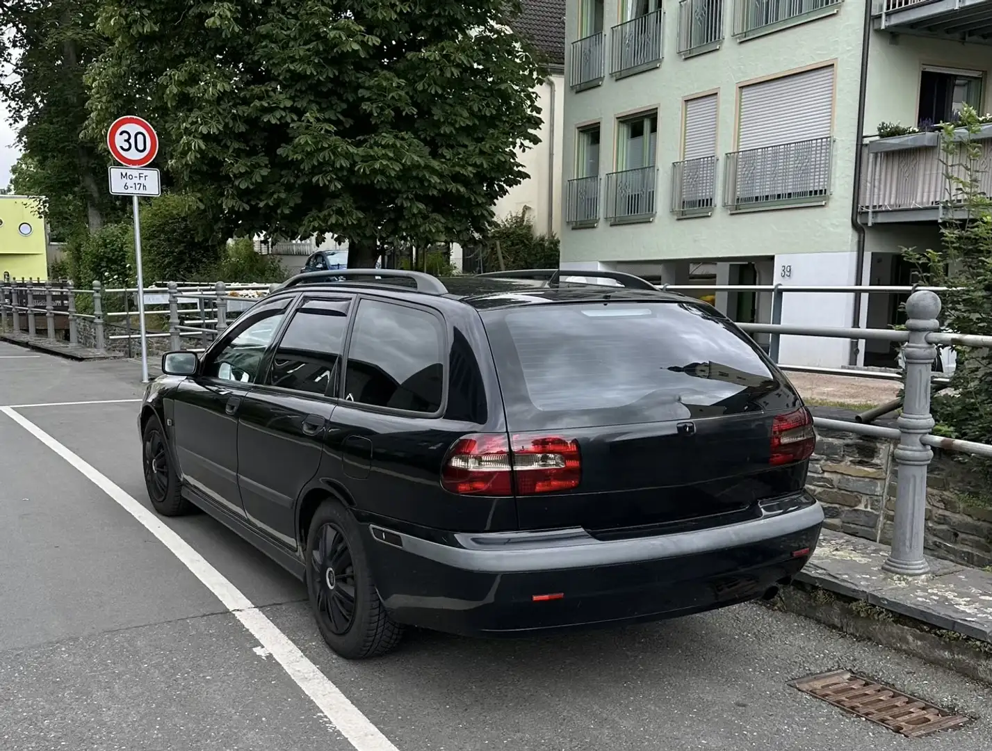 Volvo V40 1.6 Winterauto Schwarz - 2