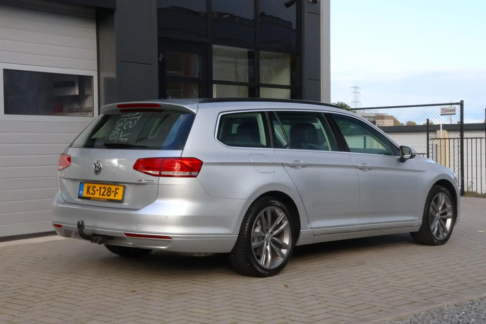 Volkswagen Passat Variant 1.4 TSI ACT Connected Series Plus | Stoel-stuur ve Grijs - 2