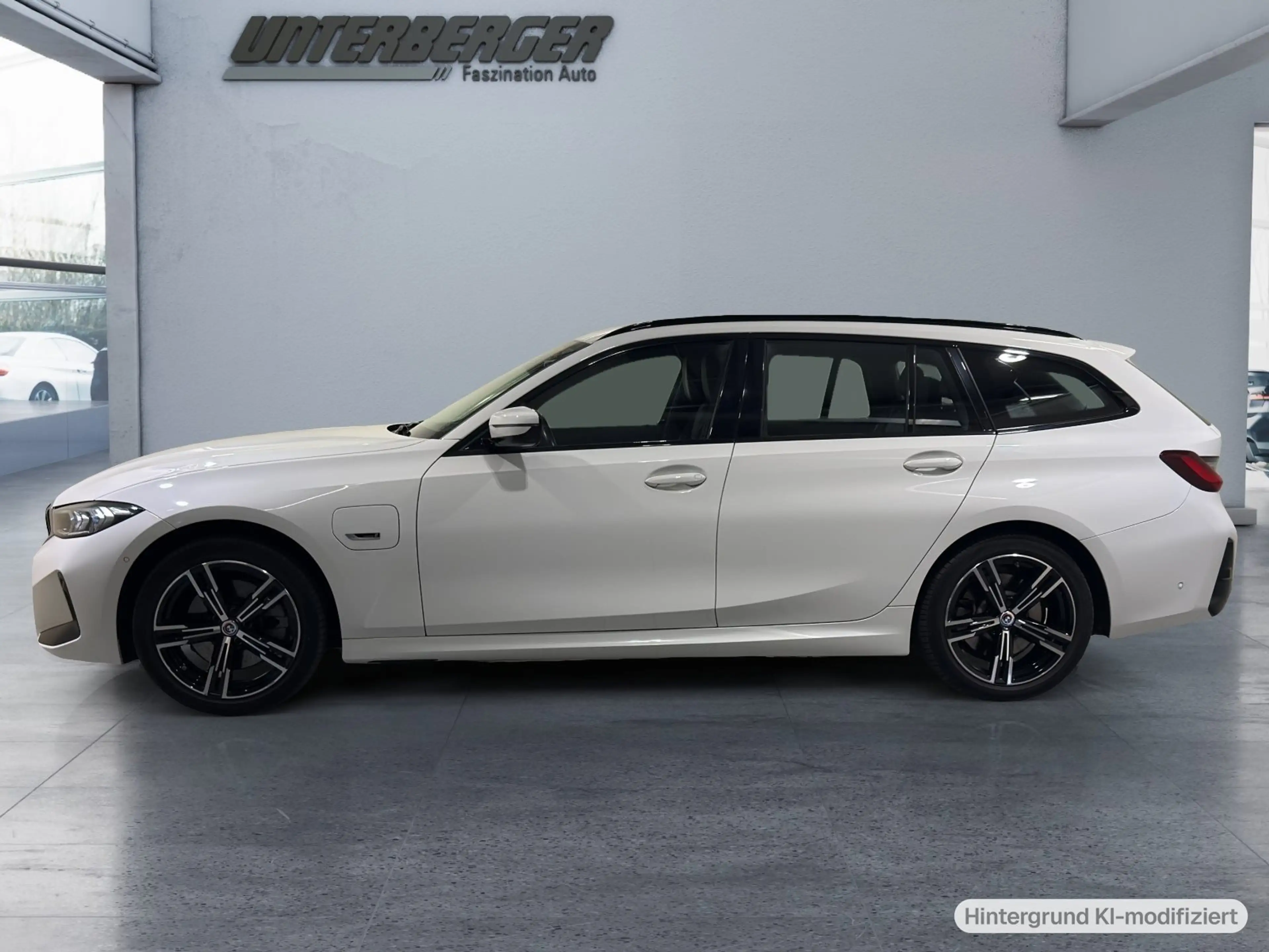 BMW 330 e xDrive Touring M Sportpaket Pano RFK HUD — photo 3
