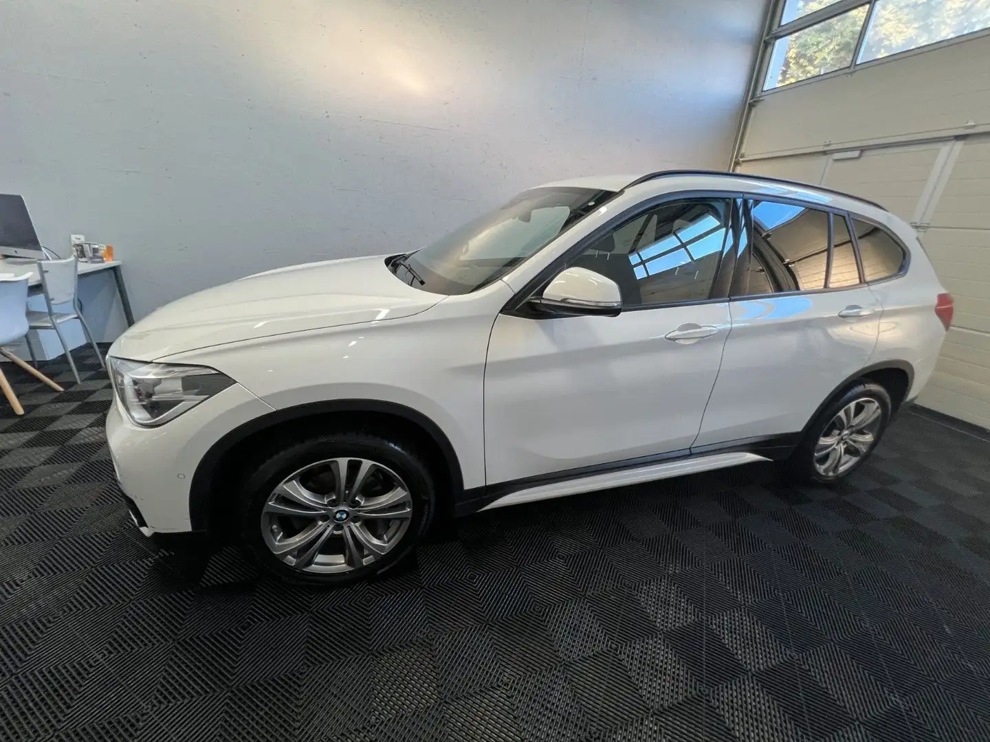 BMW X1 sDrive18i Sport Line *RFK *SHZ *LED *1.Hd Weiß - 2