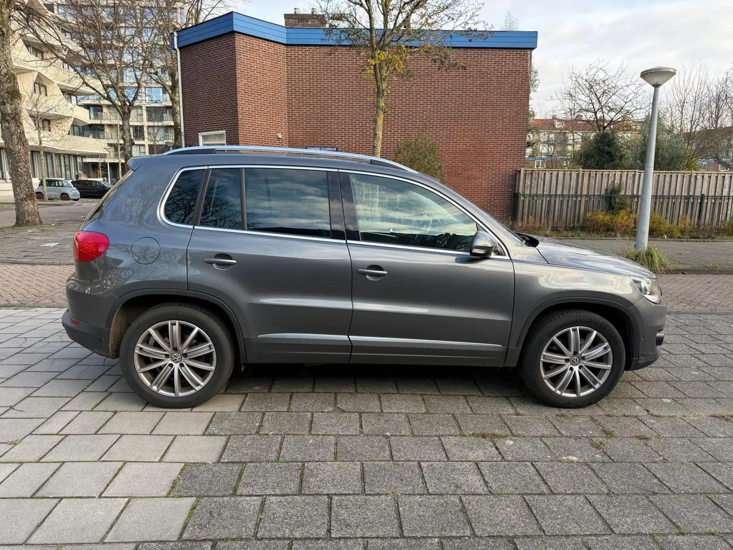 Volkswagen Tiguan 1.4 TSI Sport&Style Parkassist Cruise Airco Gris - 2