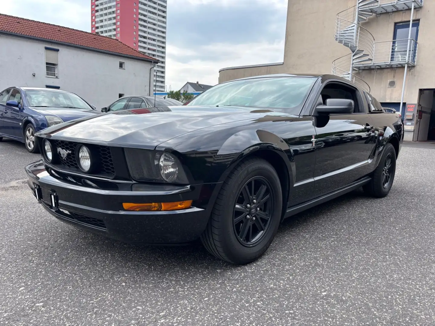 Ford Mustang 4.0  V6 TOP Optik *black is black* Schwarz - 1