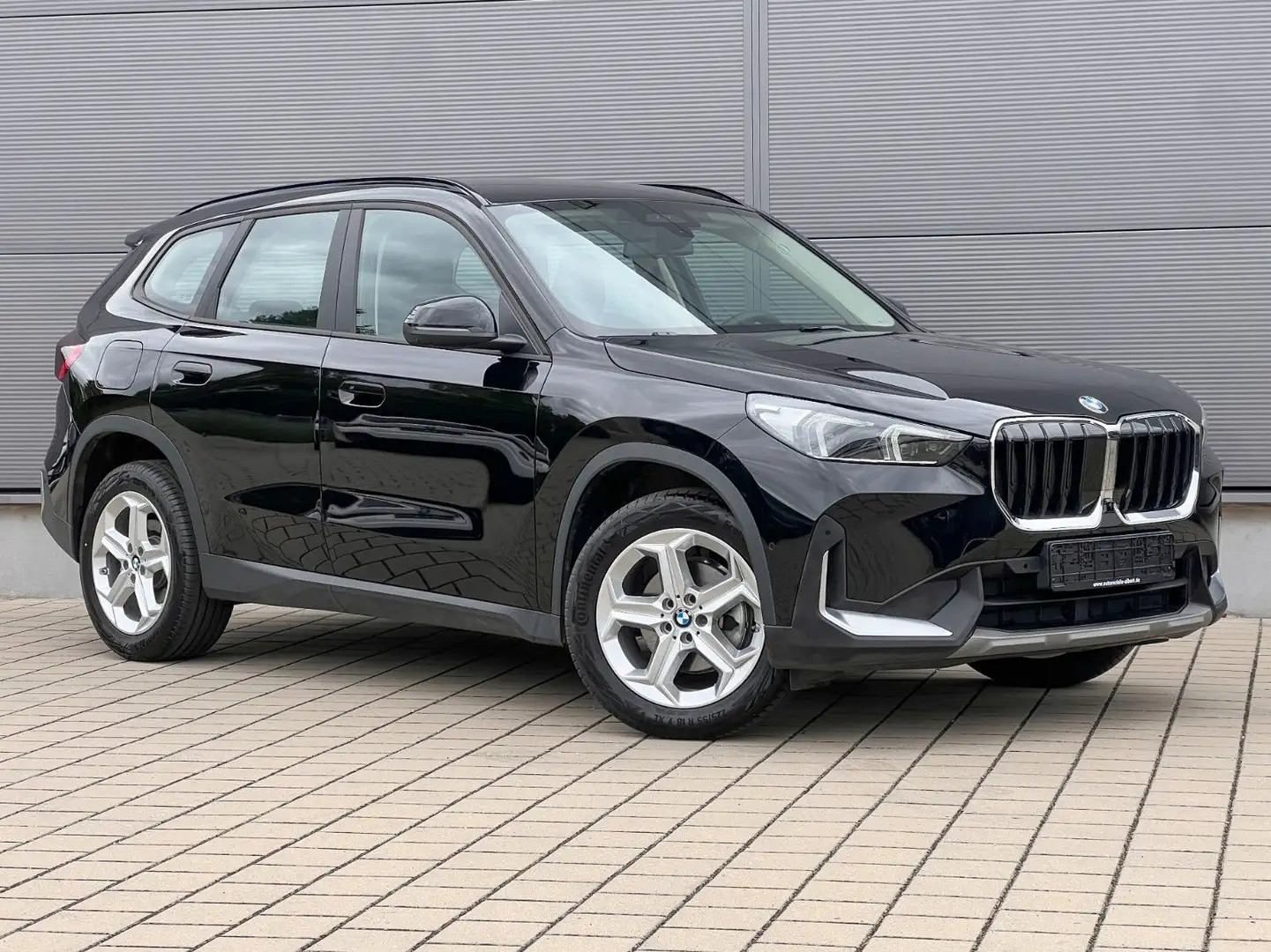 BMW X1 20d xDrive*HUD*DrivAssProf.*360°*Keyless Go* Schwarz - 2