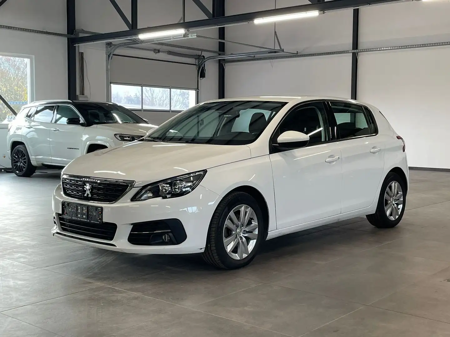 Peugeot 308 1,2 Active Pack NAV-TEMP-LED-CARPLAY-PDC-DAB Weiß - 2