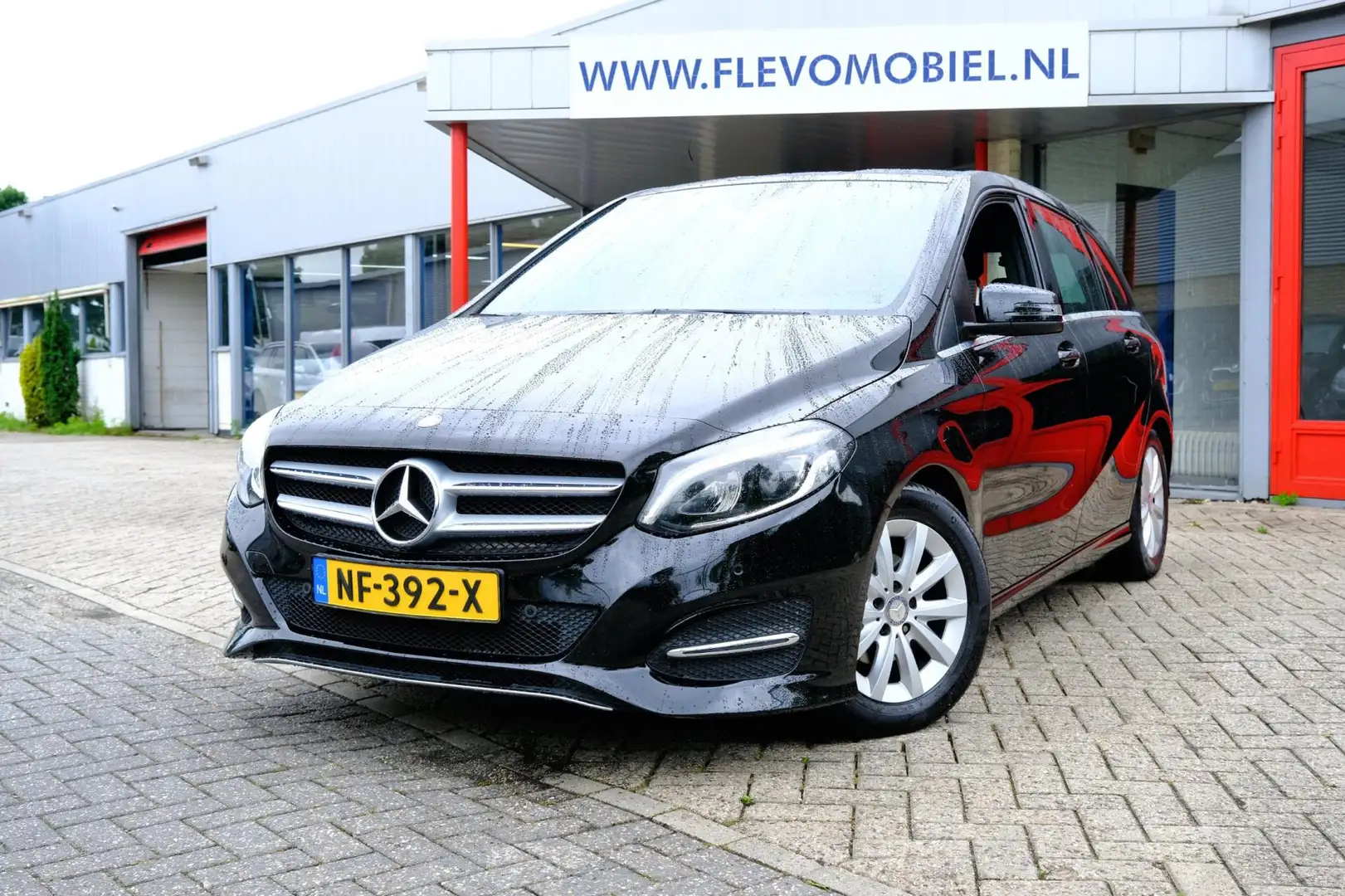 Mercedes-Benz B 180 d Lease Edition Plus Aut. Navi|LED|Cam|ParkAssist| Zwart - 1