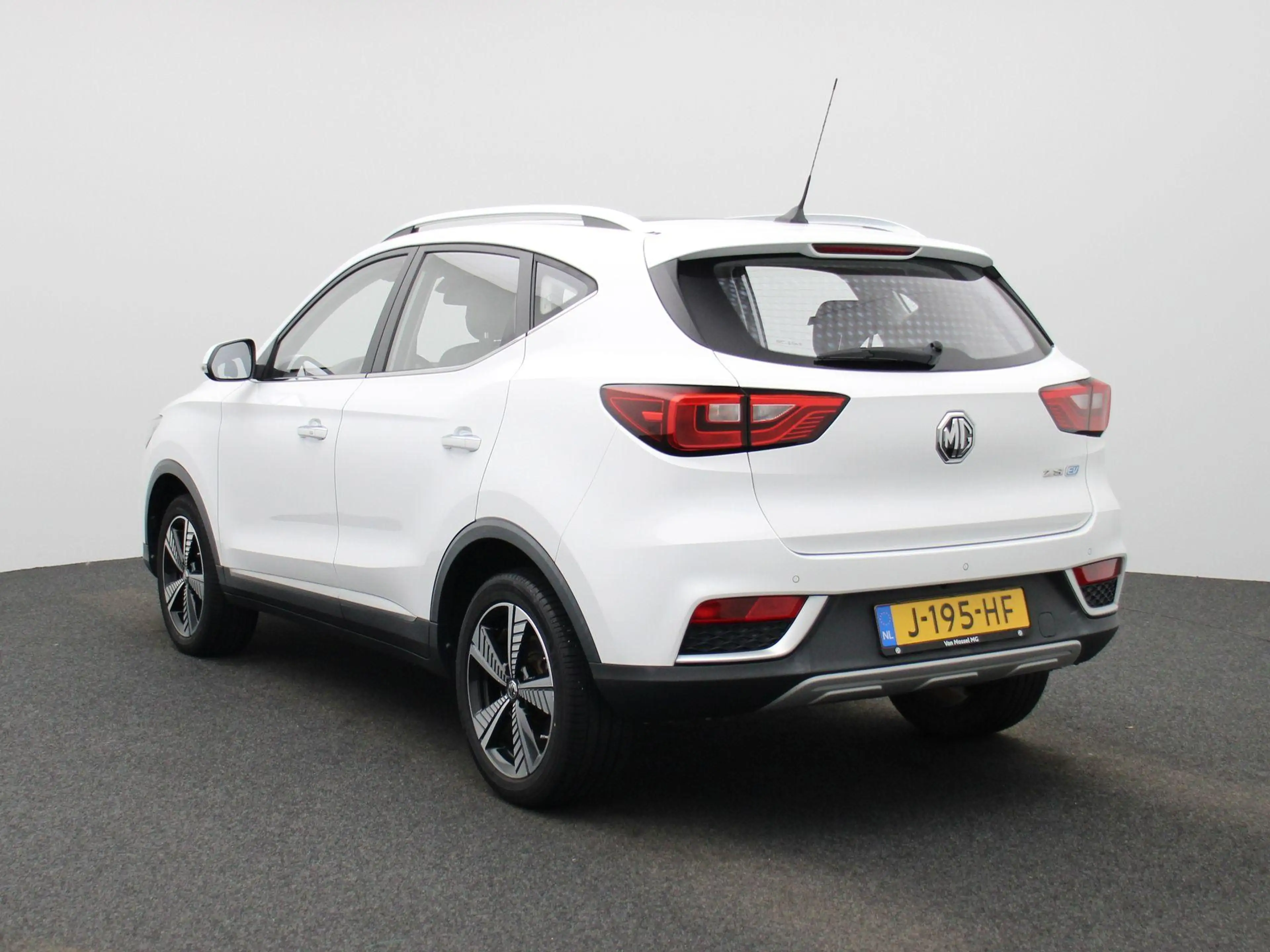 MG ZS EV Luxury 45 kWh — photo 2