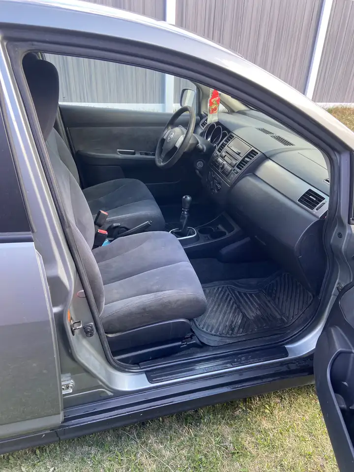 Nissan Versa снимка Nissan Versa