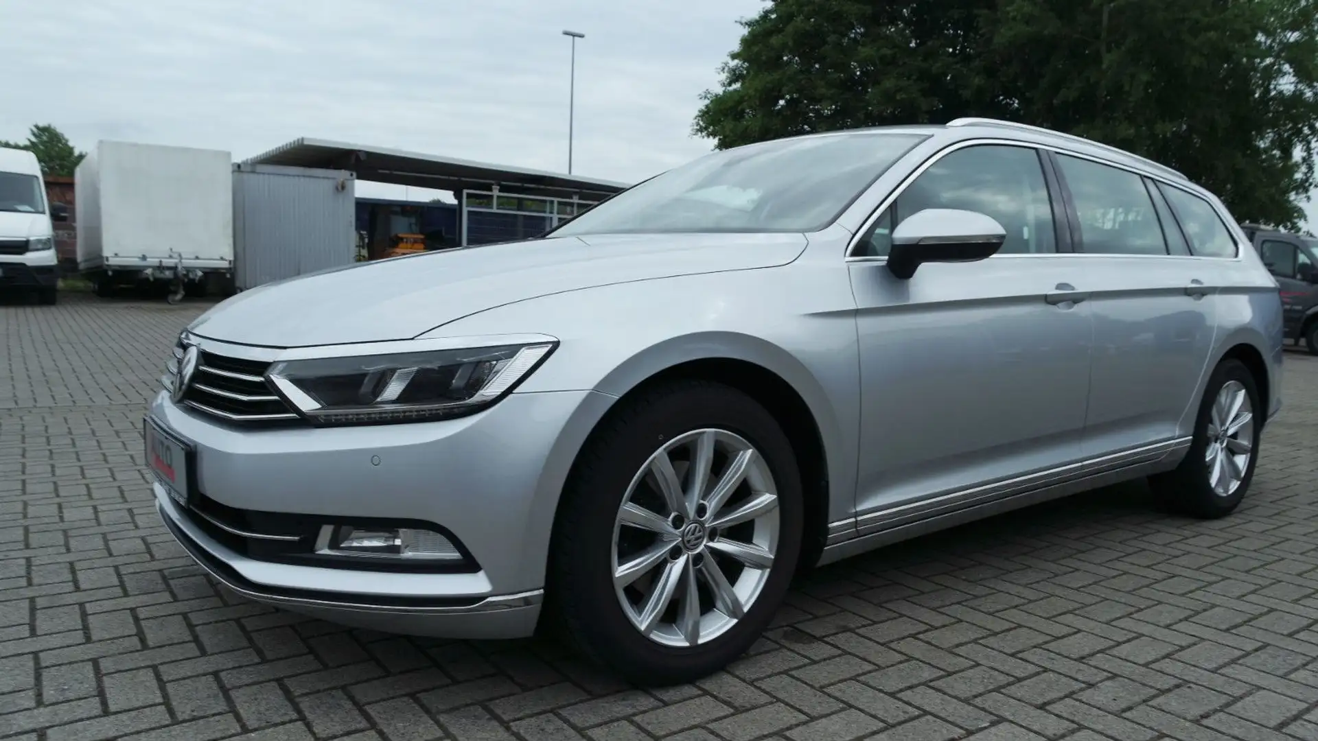 Volkswagen Passat Variant Highline BMT, ACC, AHK, NAVI, LED Silber - 1