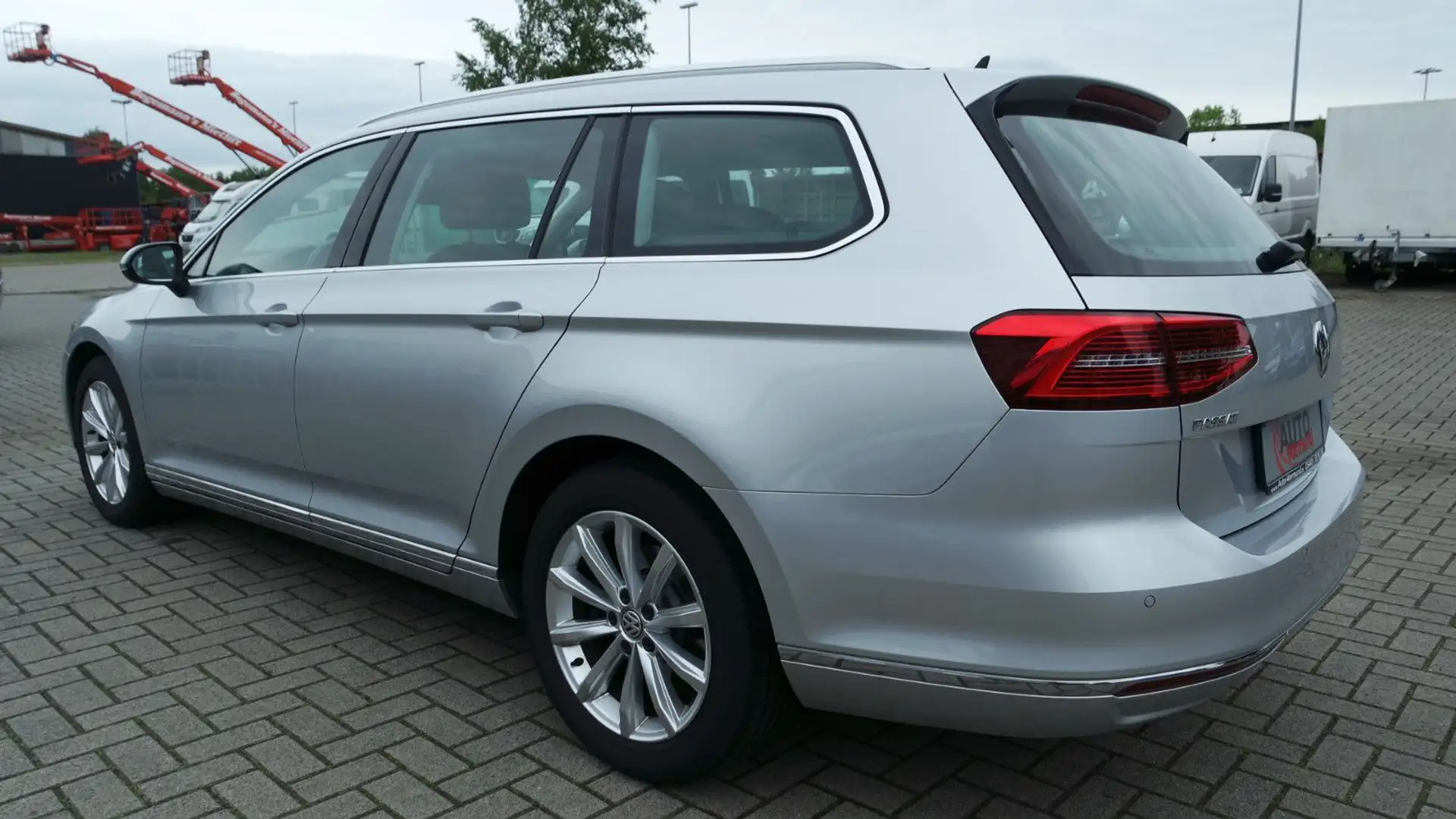 Volkswagen Passat Variant Highline BMT, ACC, AHK, NAVI, LED Silber - 2