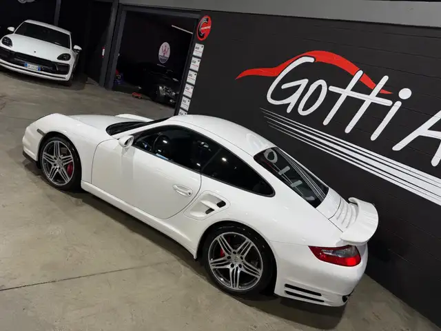 Porsche 911 view 7