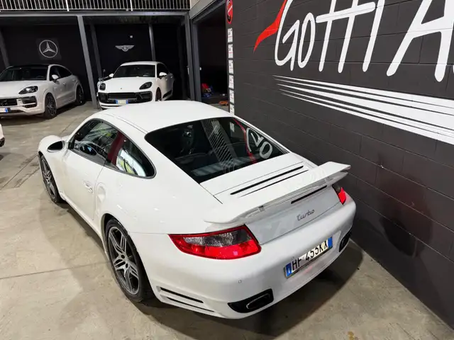 Porsche 911 view 5