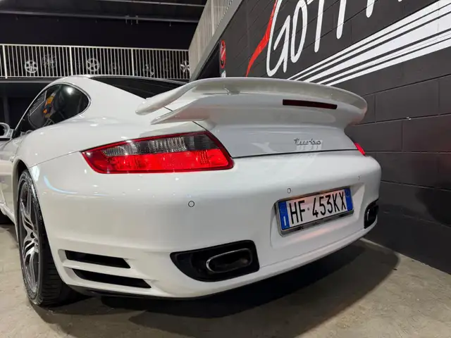 Porsche 911 view 6