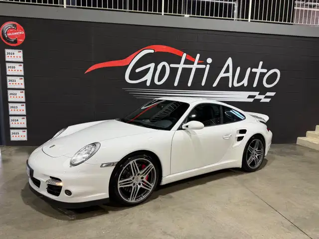 Porsche 911 view 2