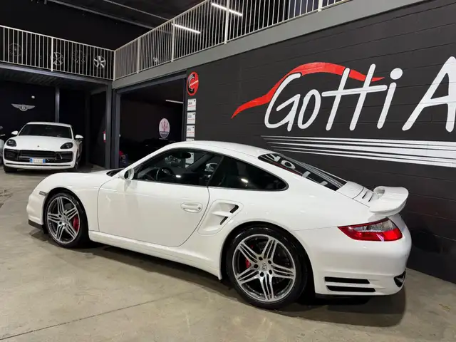 Porsche 911 view 4