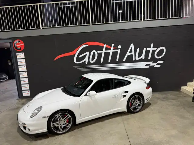 Porsche 911 view 8