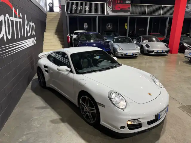 Porsche 911 view 3