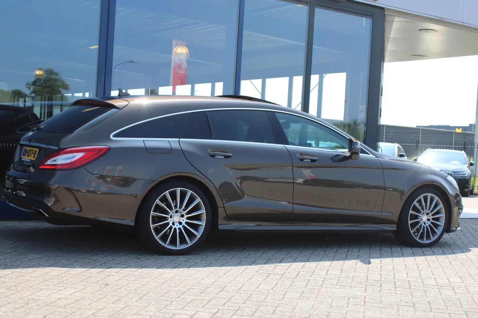 Mercedes-Benz CLS 220 Shooting Brake 220d AUT9 AMG Line SCHUIFDAK LEDER Marrón - 2
