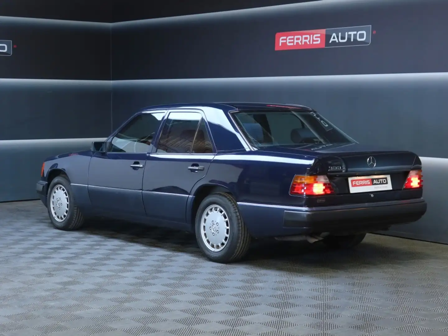 Mercedes-Benz 260 300E Blau - 2