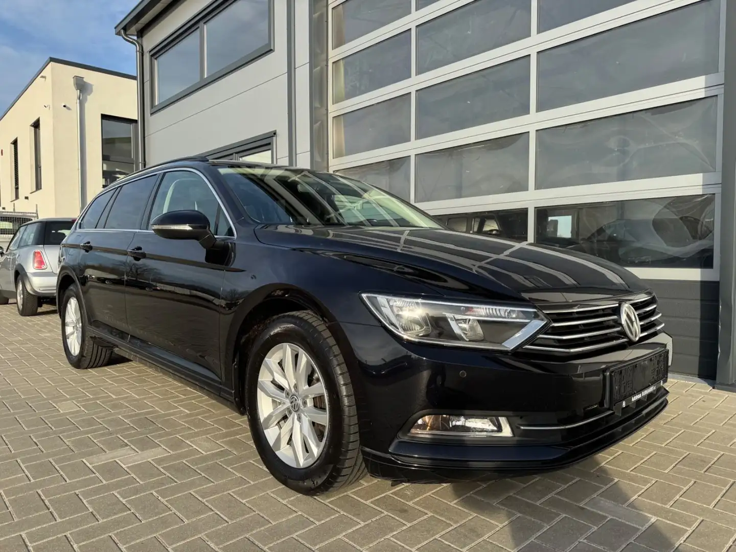 Volkswagen Passat 1.8TSI Memory AHK NaVI PDC Schwarz - 1